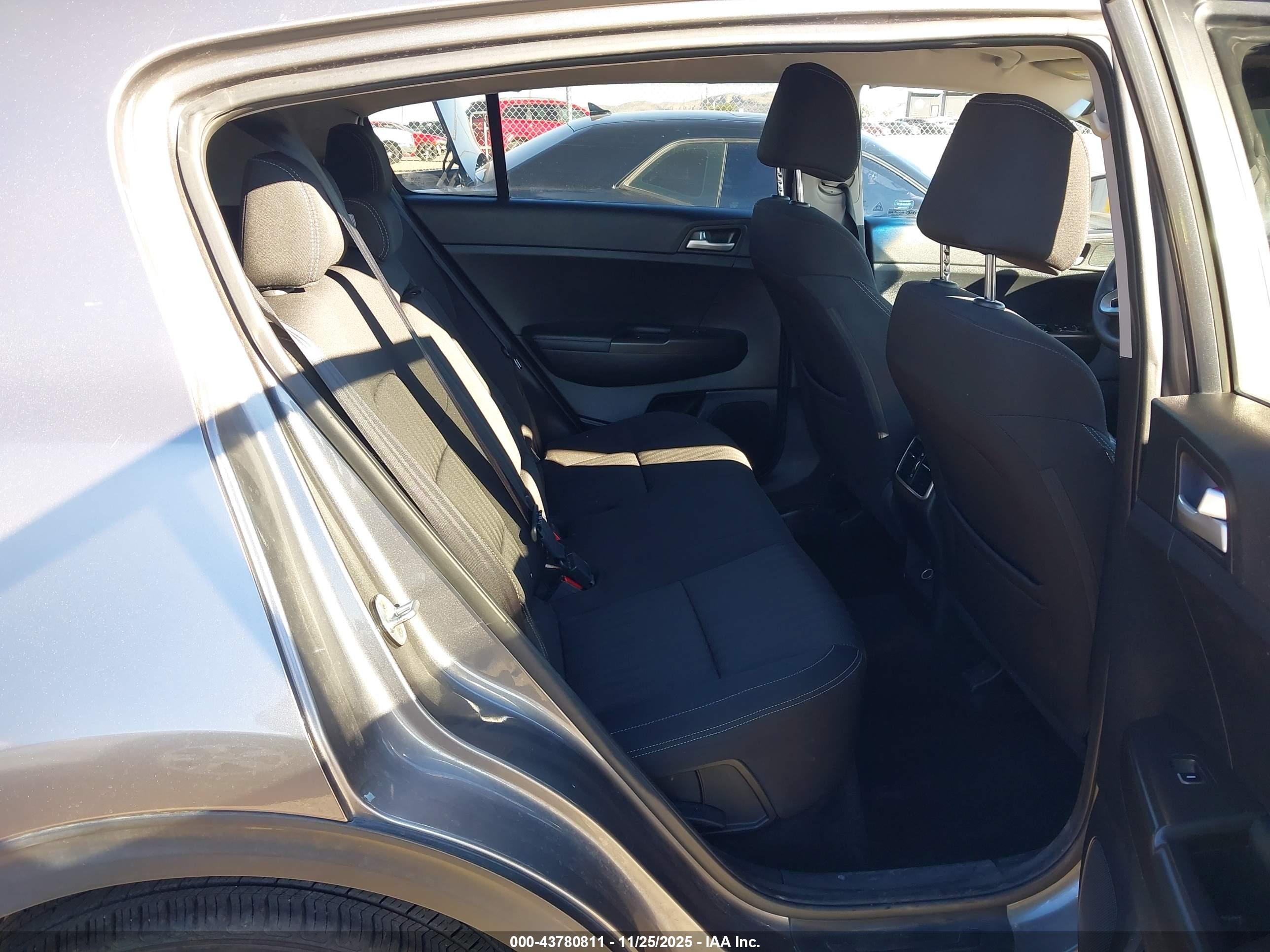 KIA SPORTAGE image 8