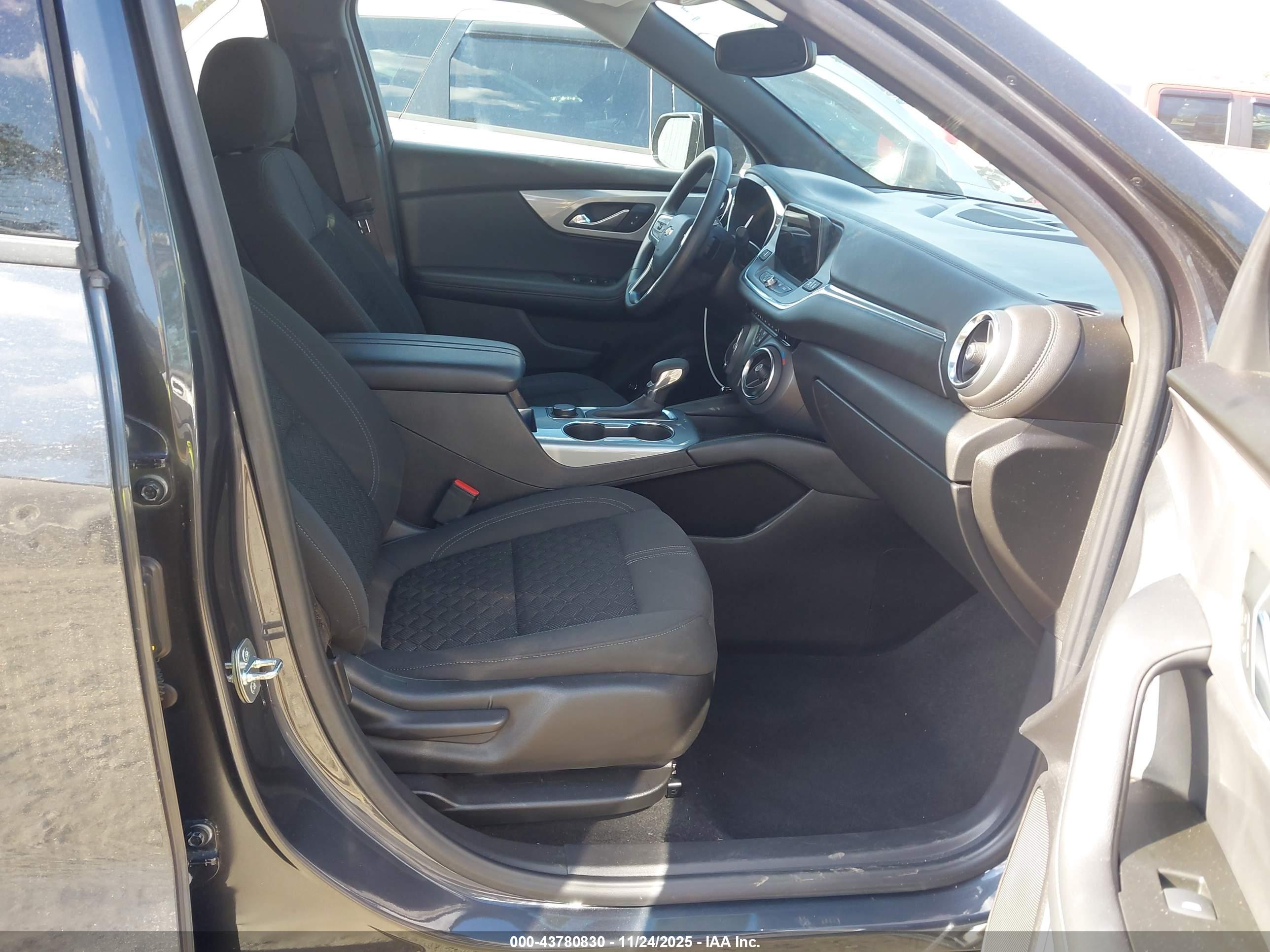 CHEVROLET BLAZER image 5