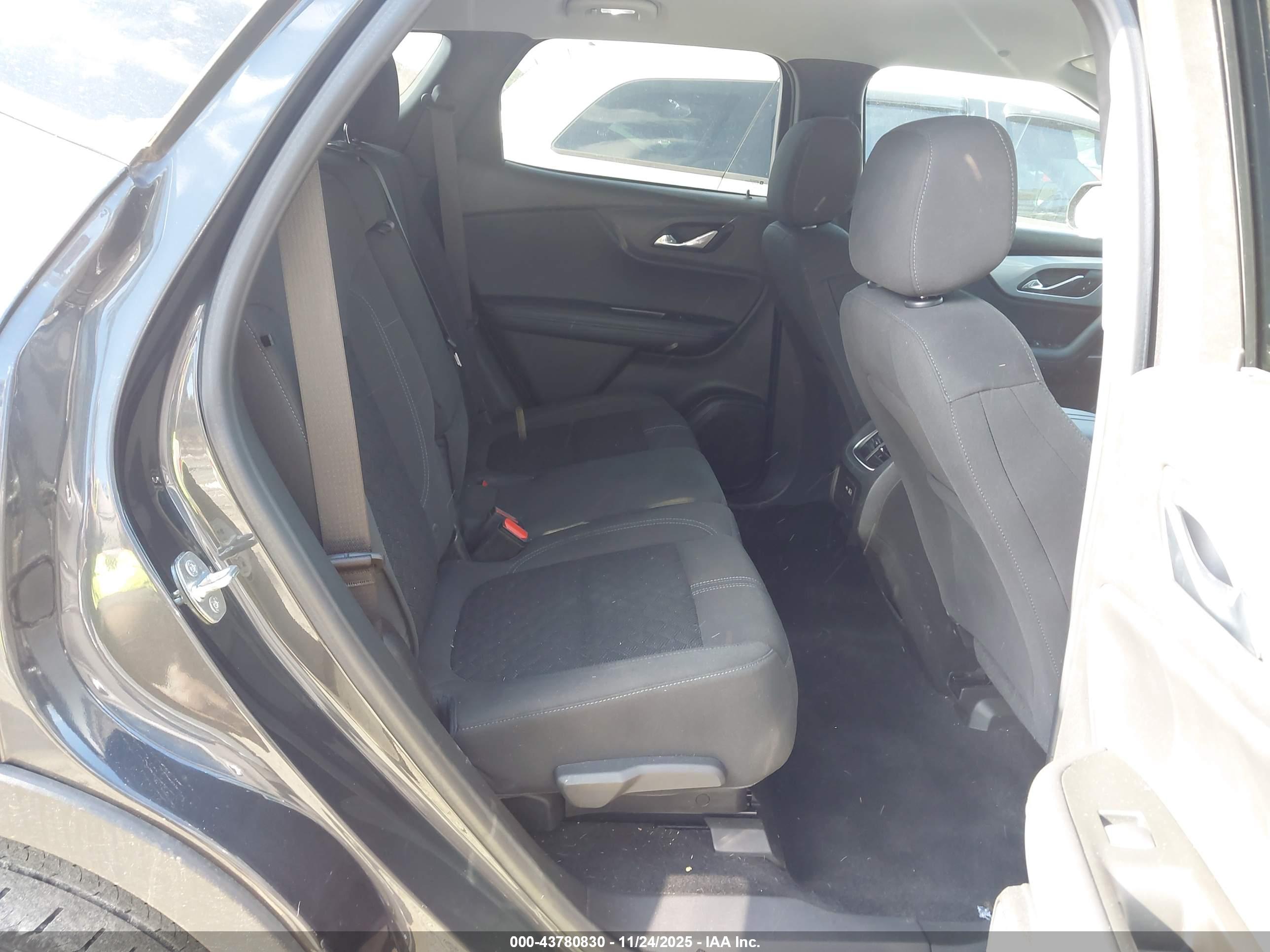 CHEVROLET BLAZER image 8