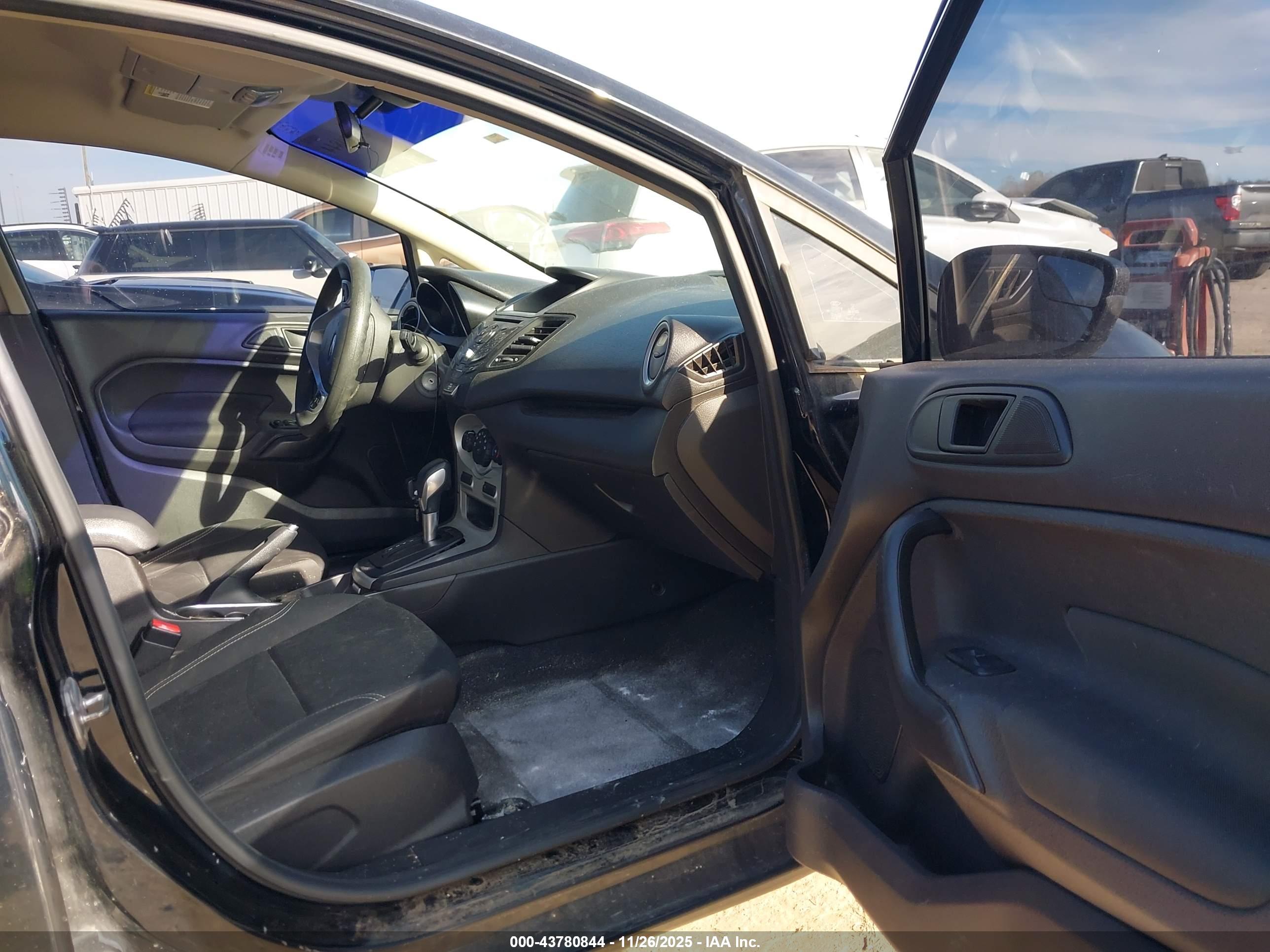 FORD FIESTA image 5