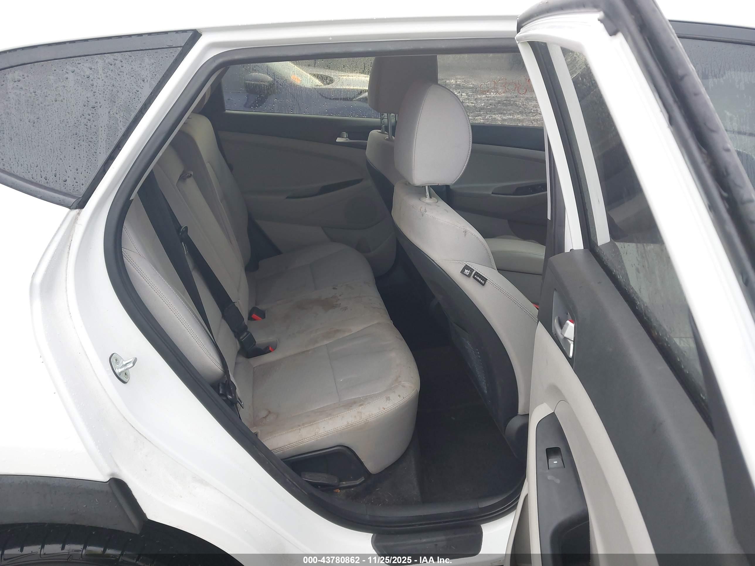 HYUNDAI TUCSON image 8