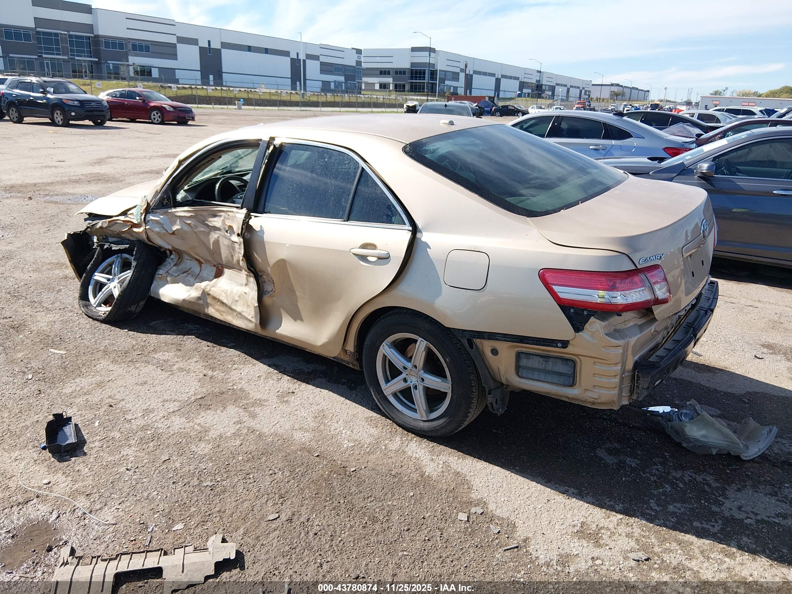 TOYOTA CAMRY image 3