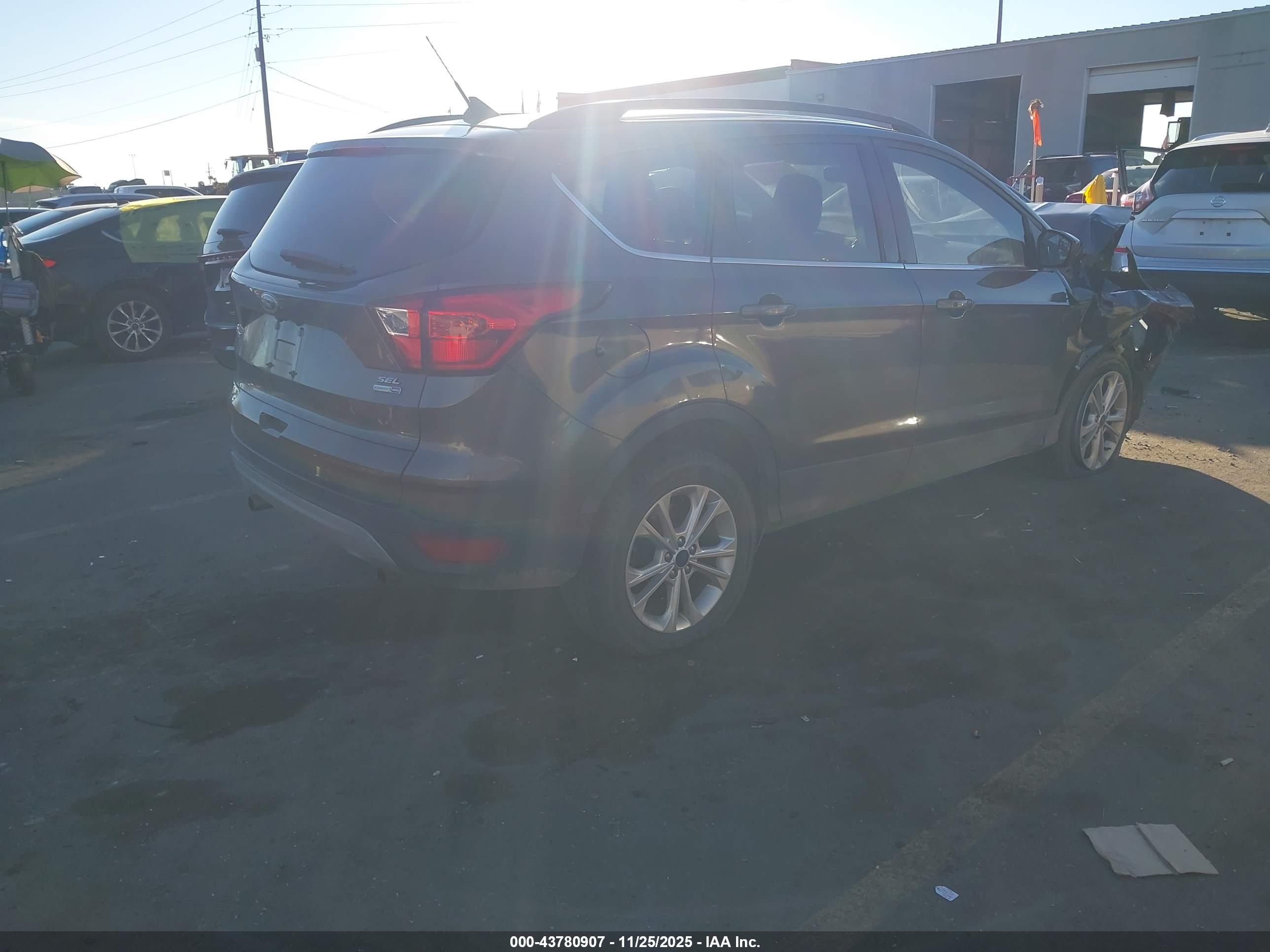 FORD ESCAPE image 4