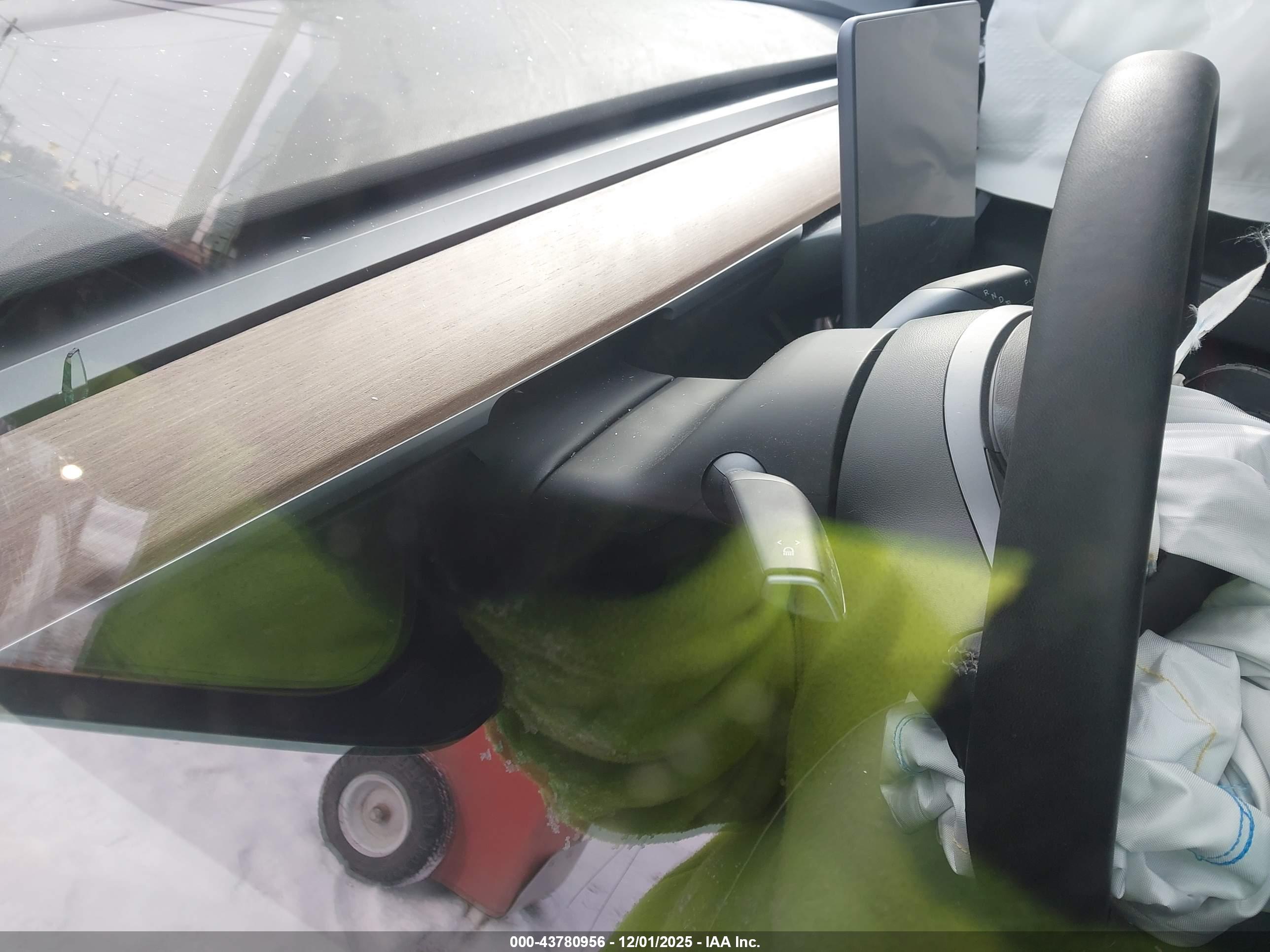 TESLA MODEL image 7