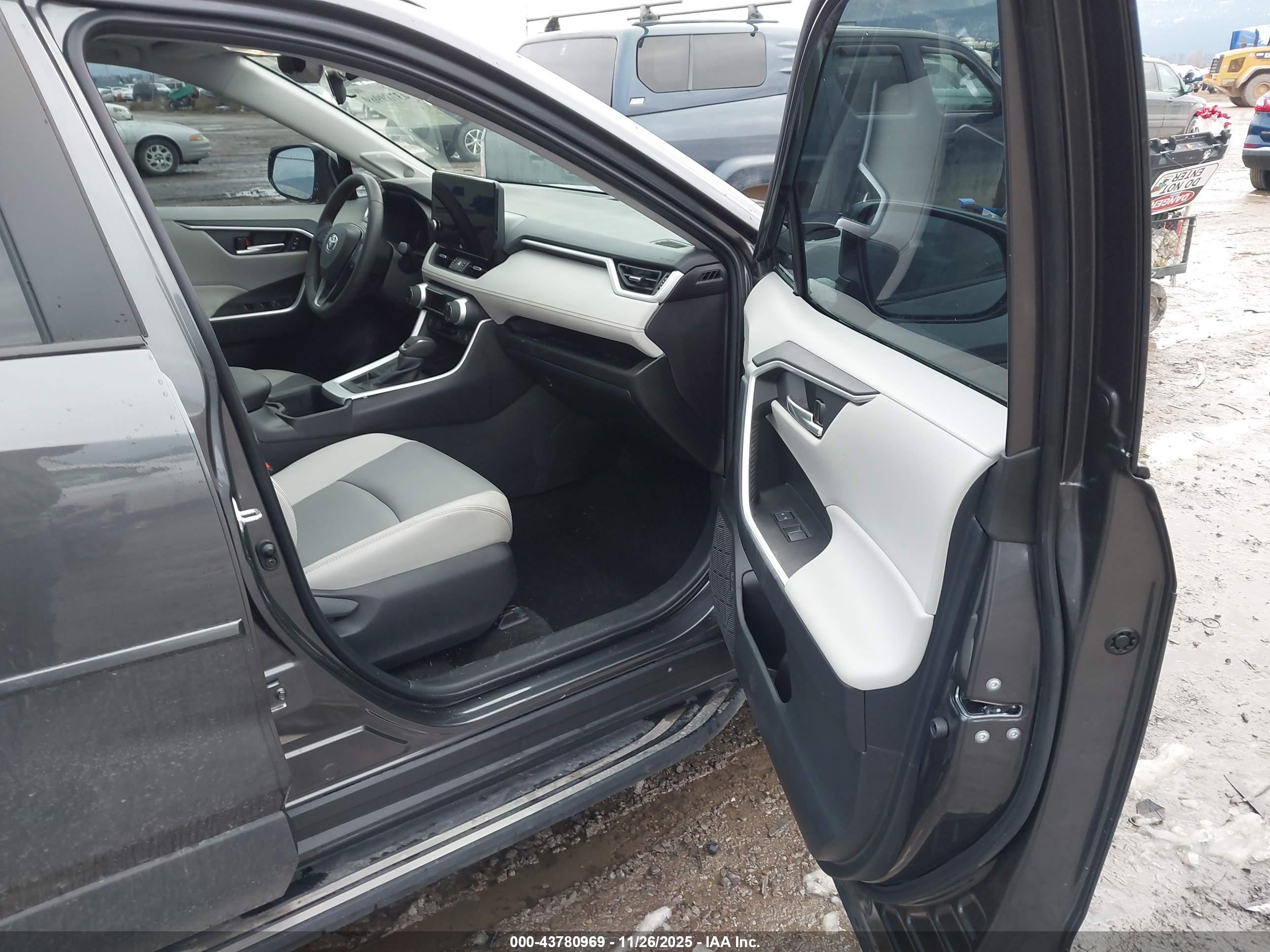 TOYOTA RAV4 image 5