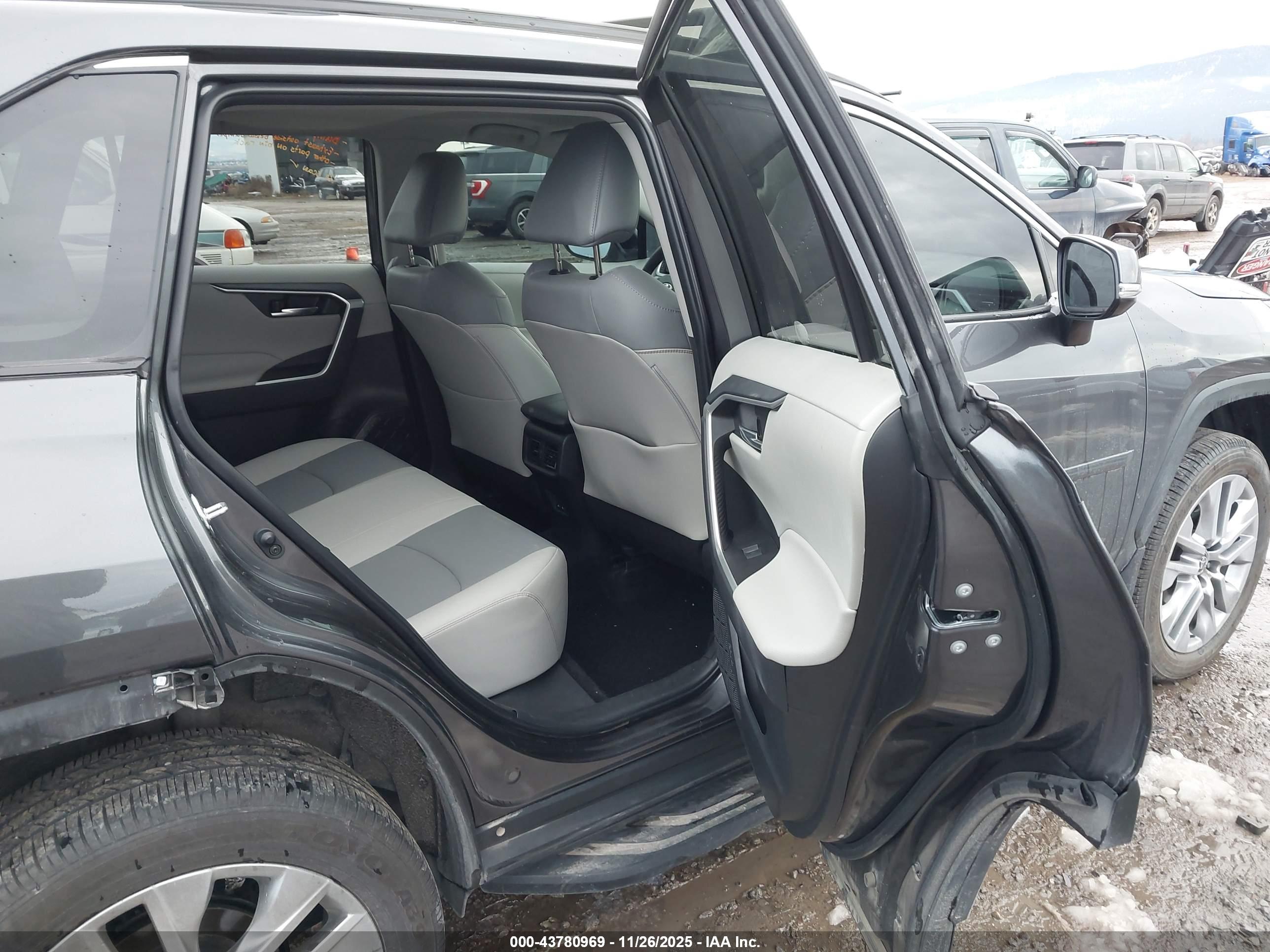 TOYOTA RAV4 image 8