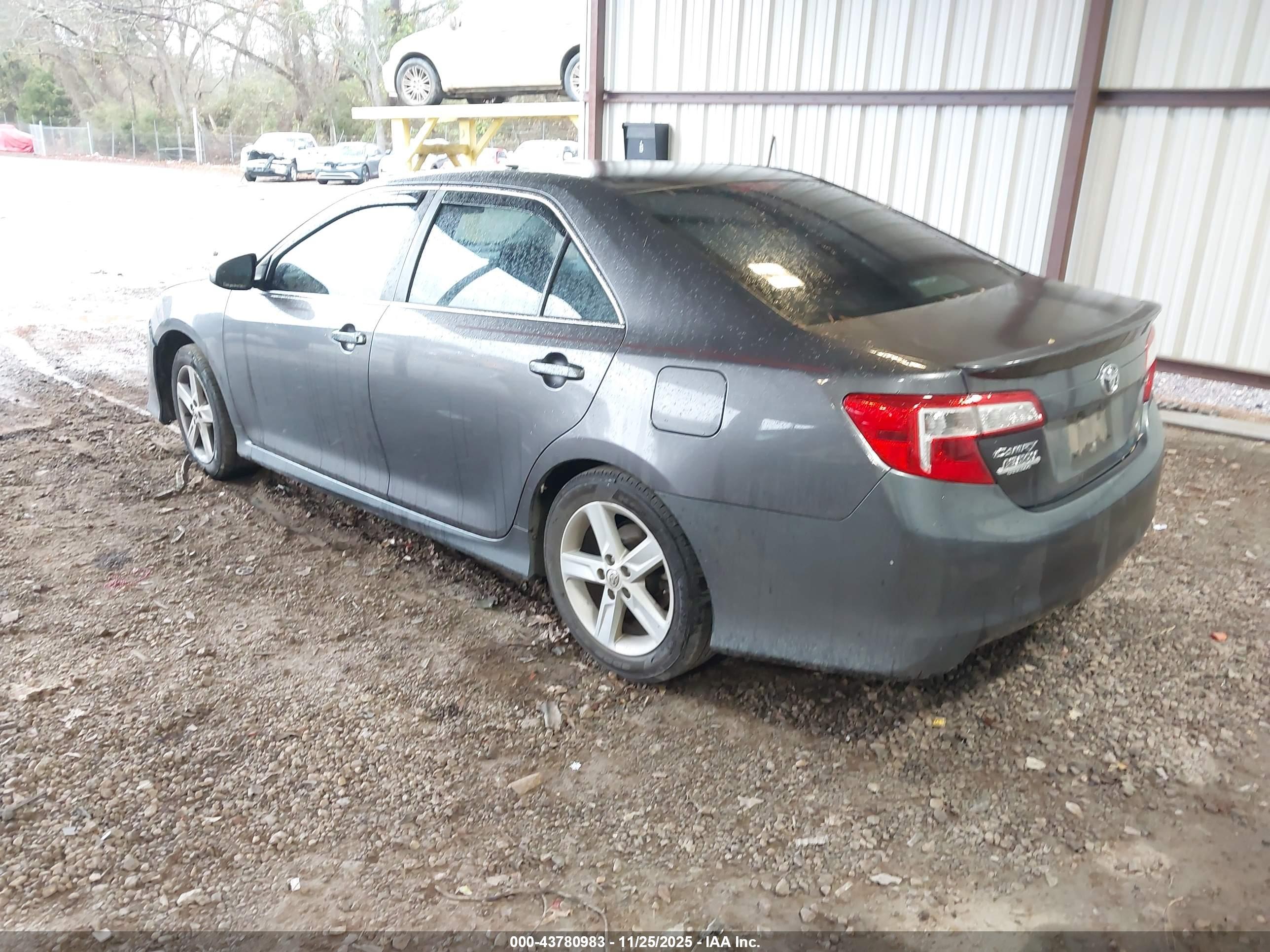 TOYOTA CAMRY image 3
