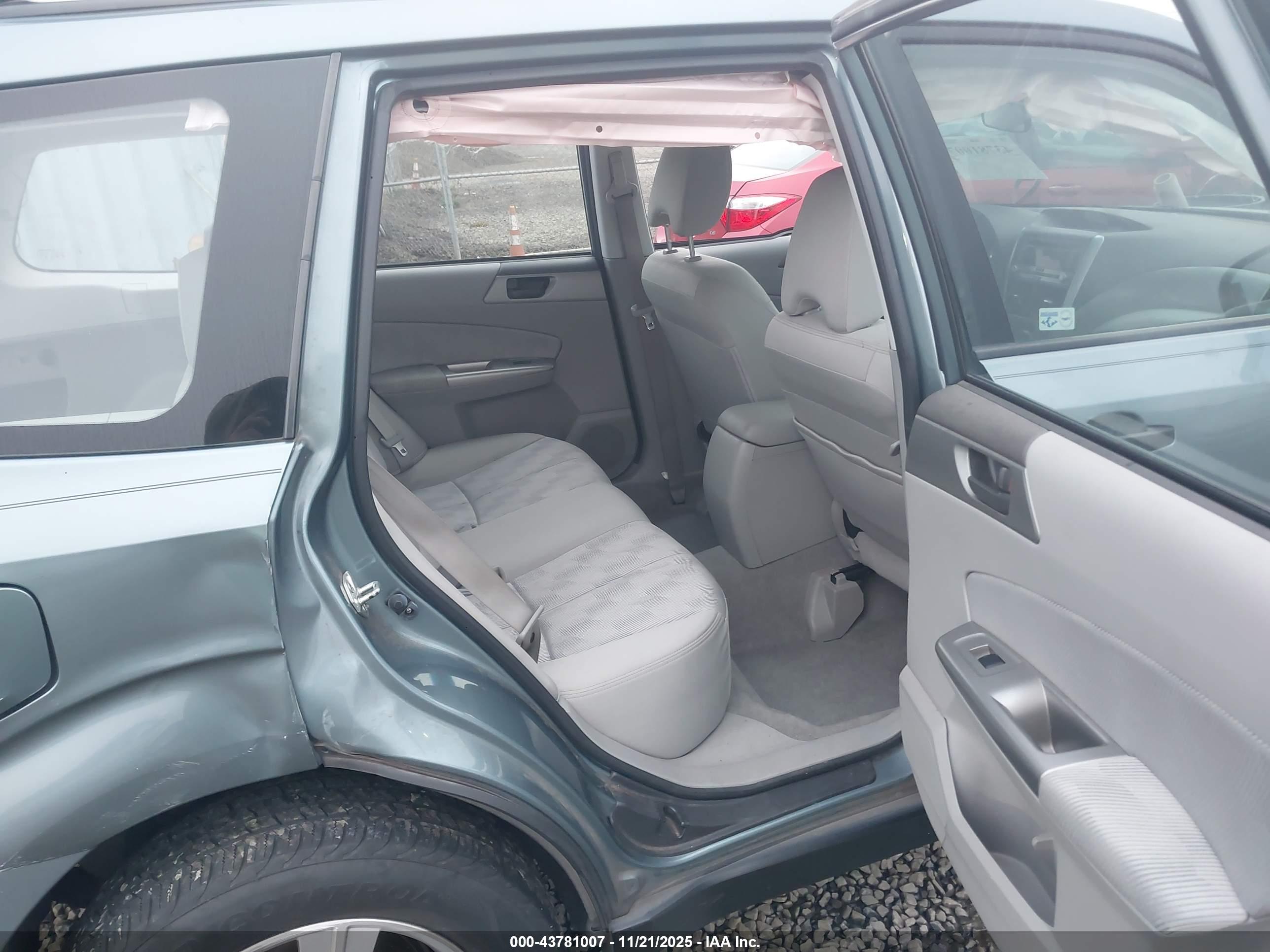 SUBARU FORESTER image 8