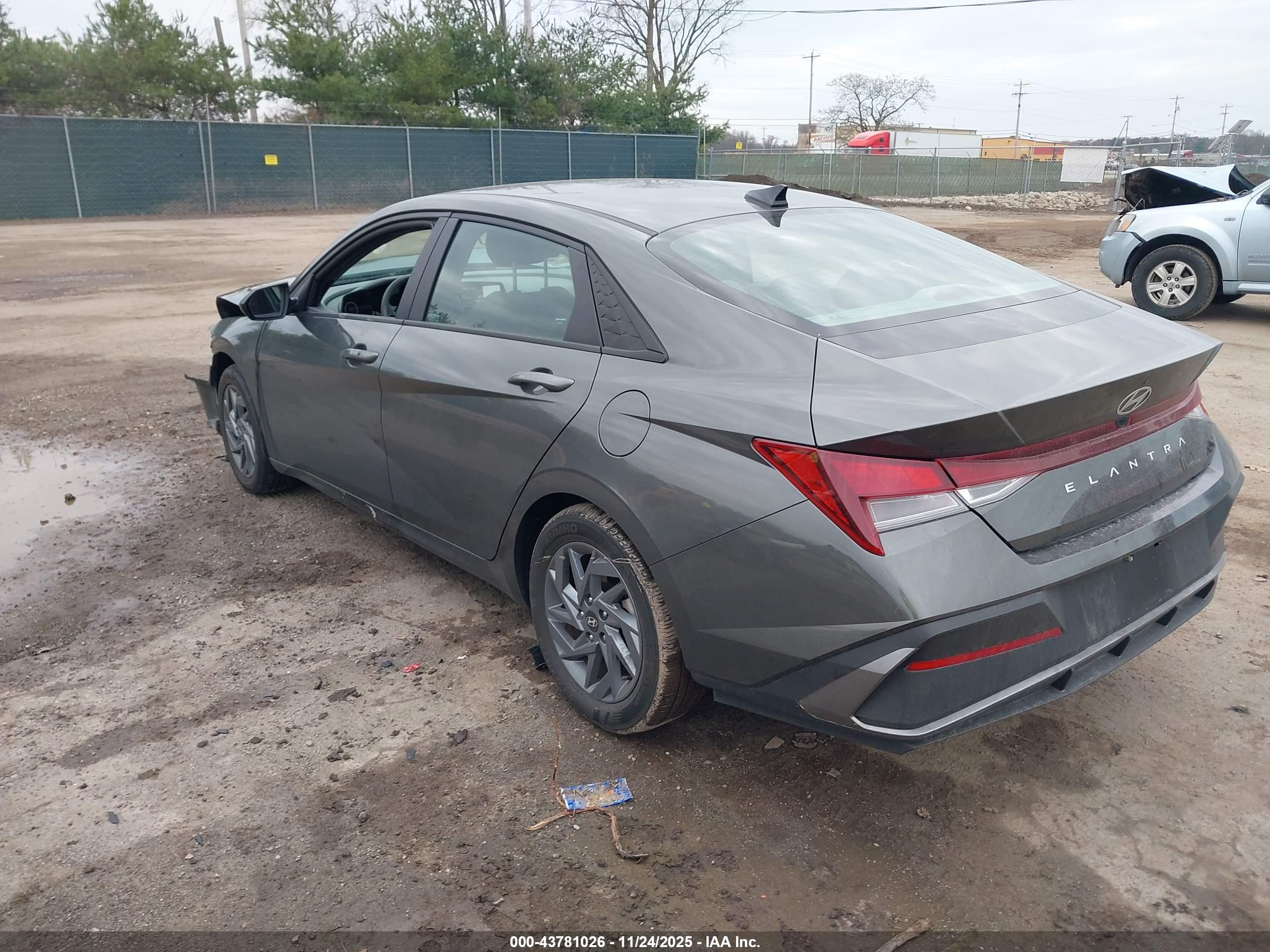 HYUNDAI ELANTRA image 3