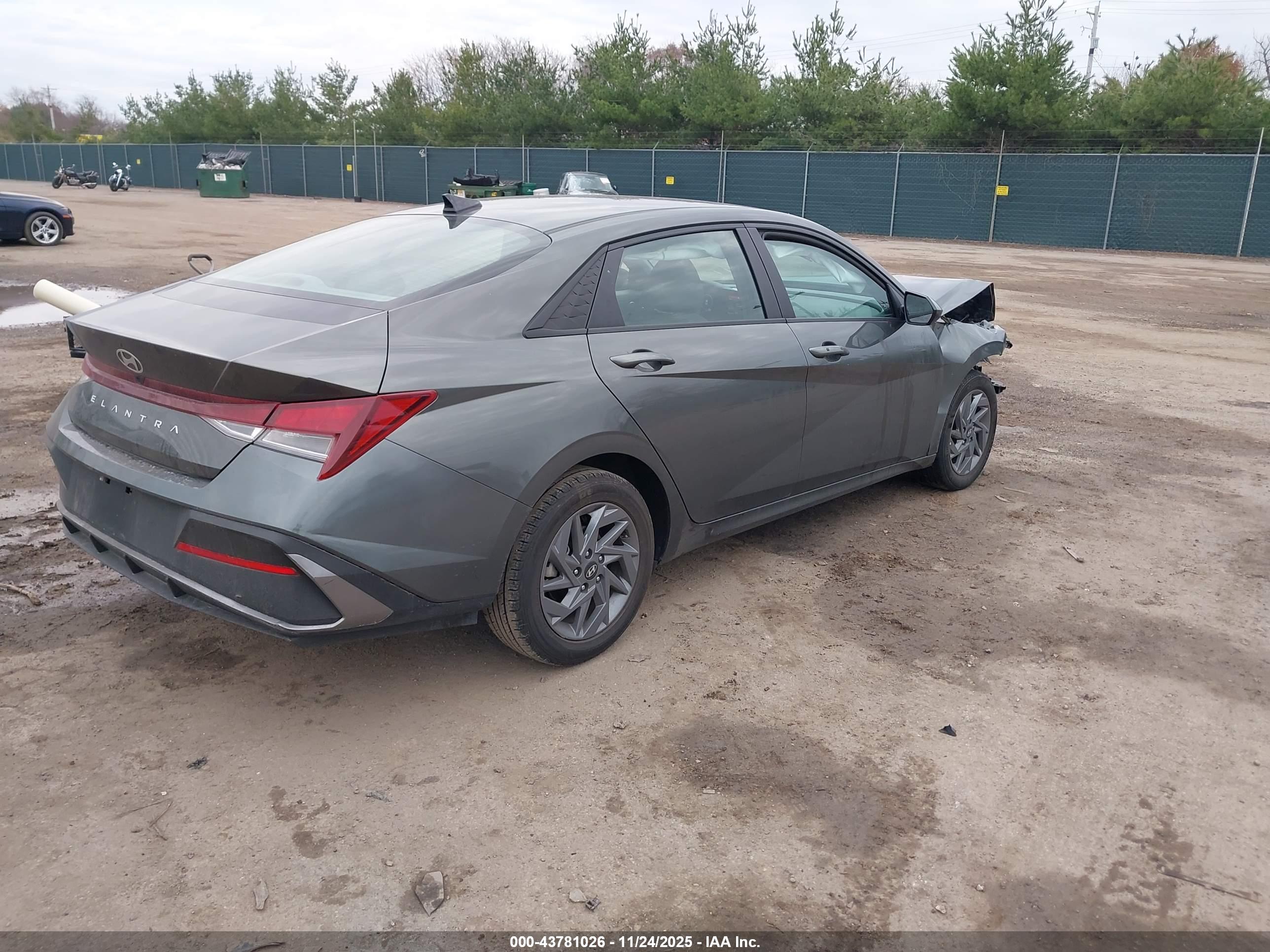 HYUNDAI ELANTRA image 4