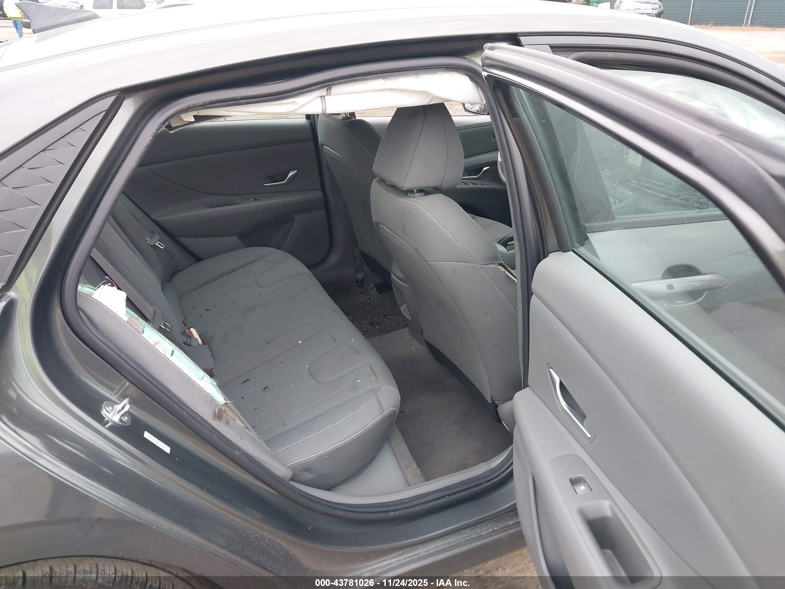 HYUNDAI ELANTRA image 8