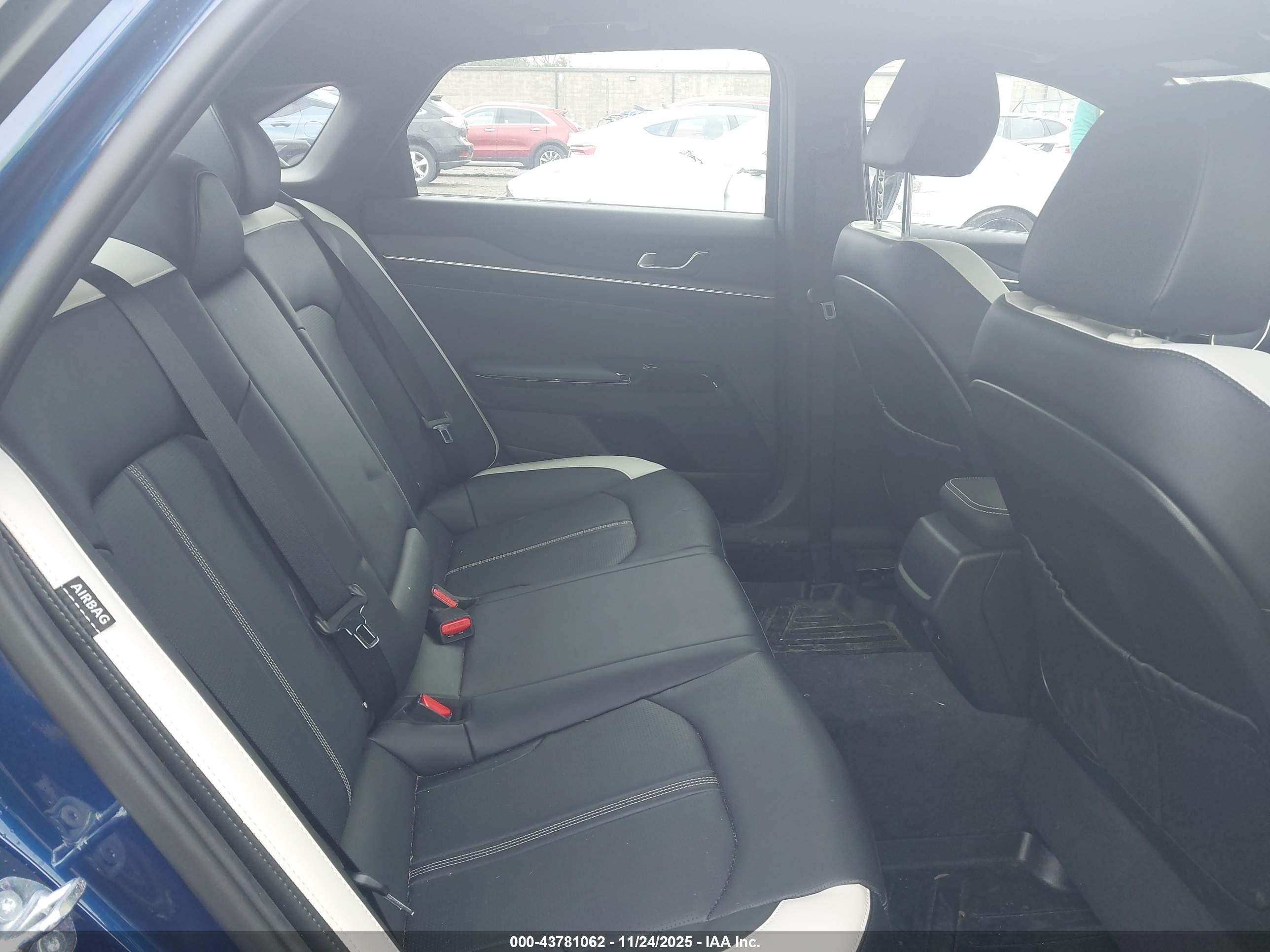 KIA K5 image 8