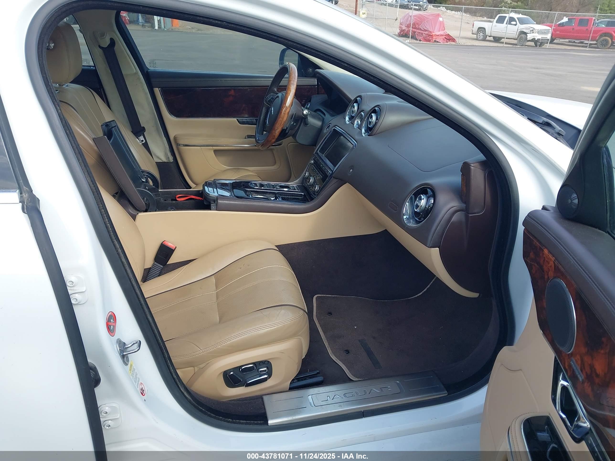 JAGUAR XJ image 5