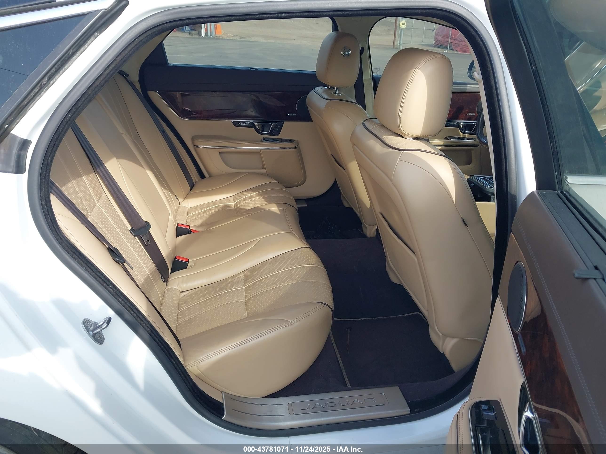 JAGUAR XJ image 8