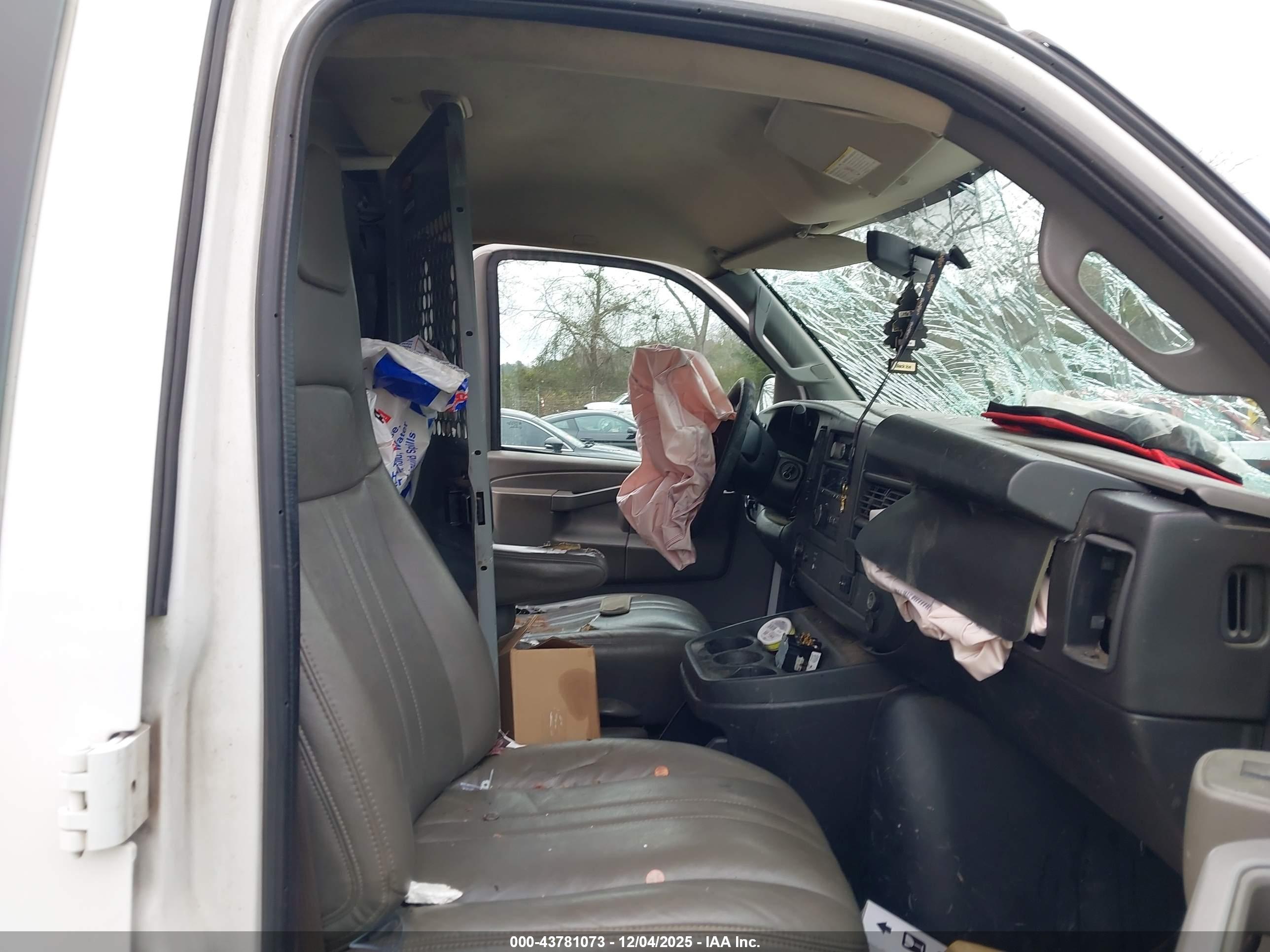 CHEVROLET EXPRESS image 5