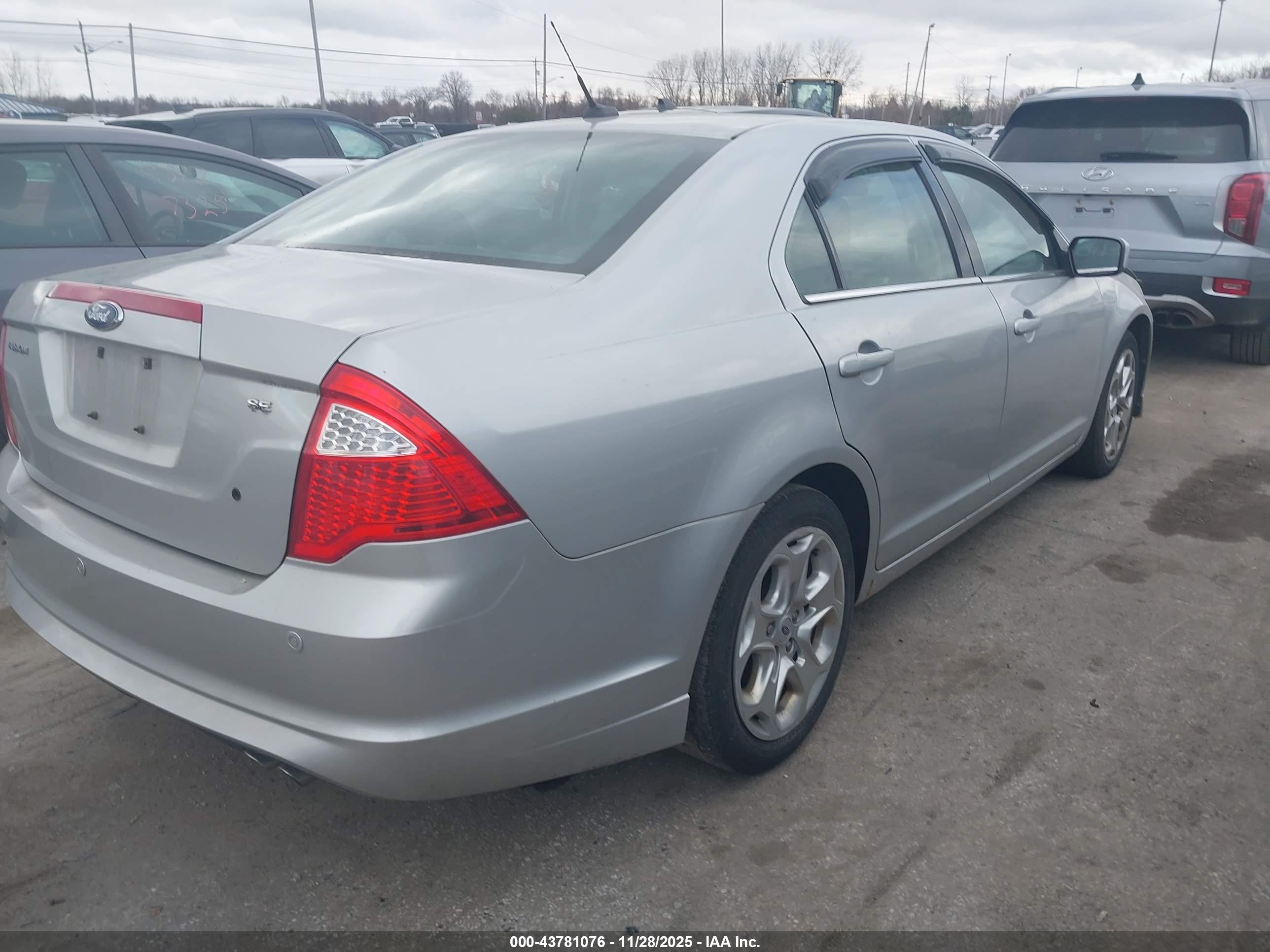FORD FUSION image 4