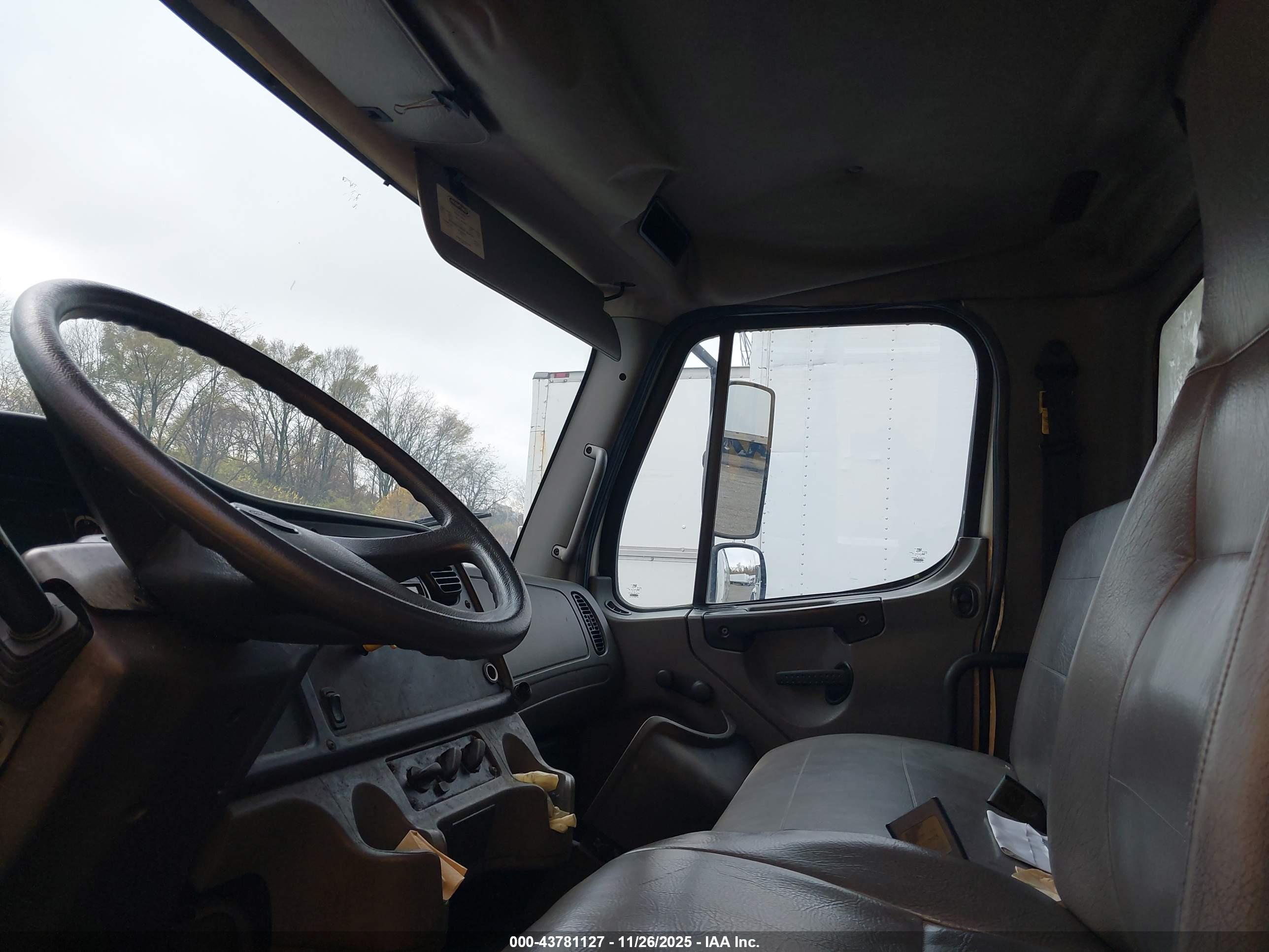 FREIGHTLINER M2 image 7