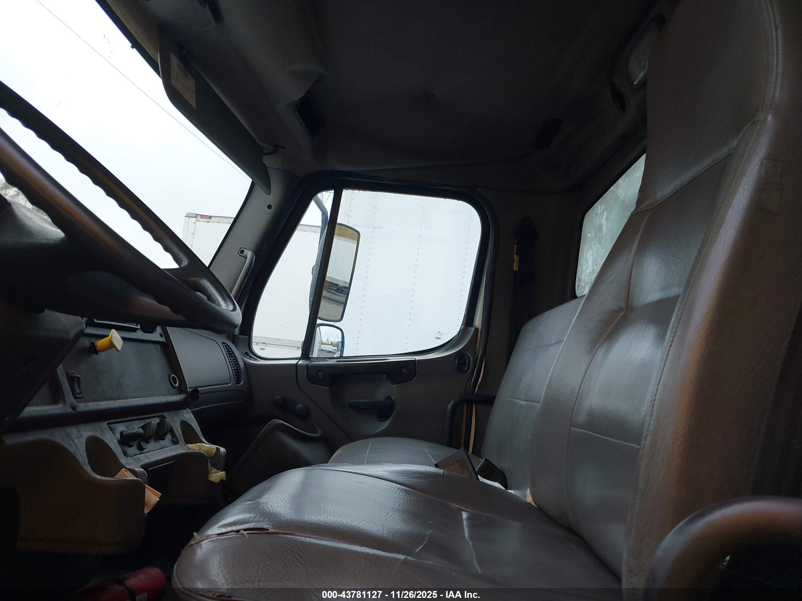 FREIGHTLINER M2 image 8