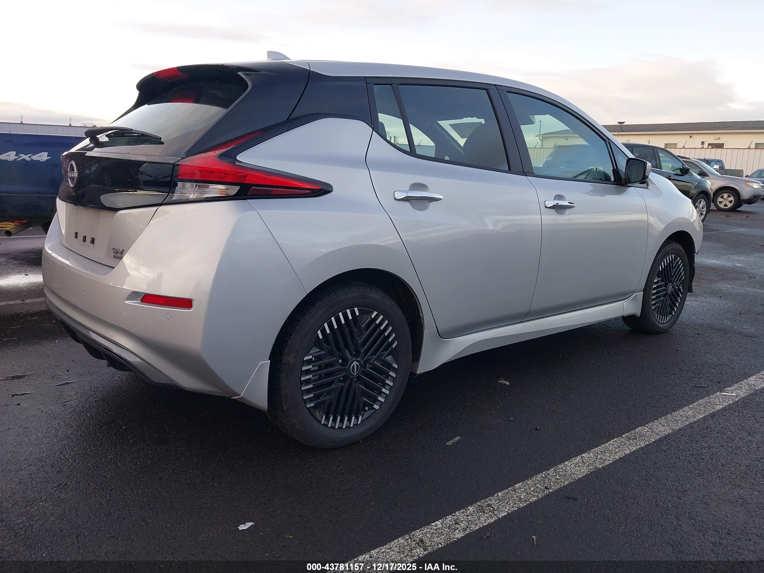 NISSAN LEAF image 4