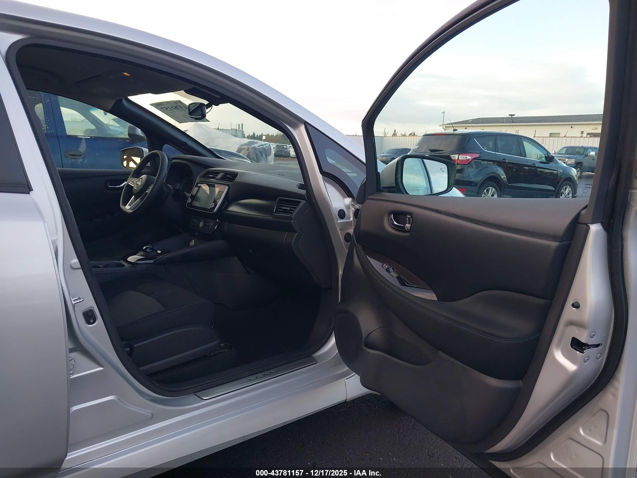 NISSAN LEAF image 5