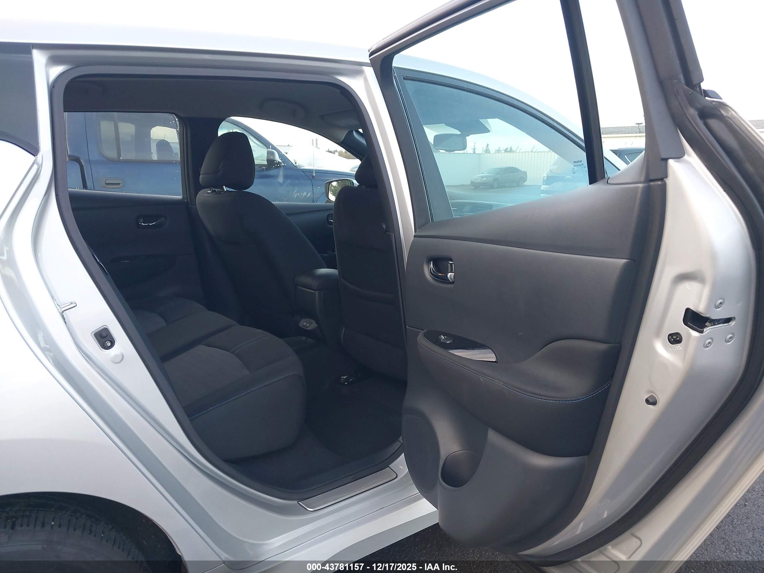 NISSAN LEAF image 8