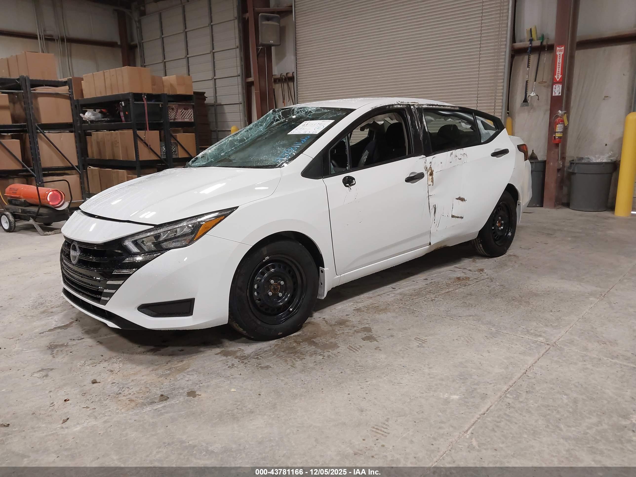 NISSAN VERSA image 2