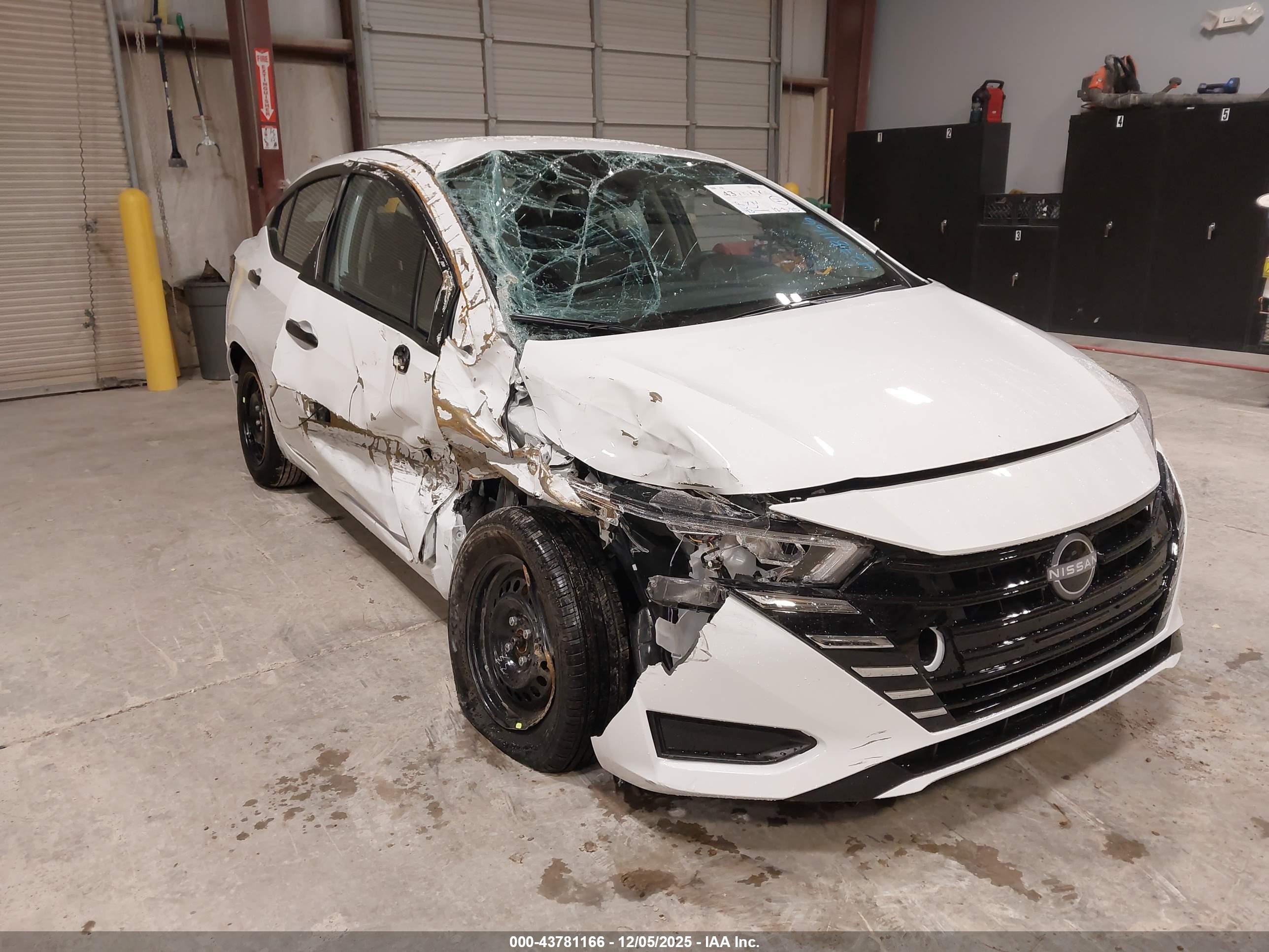 NISSAN VERSA image 6