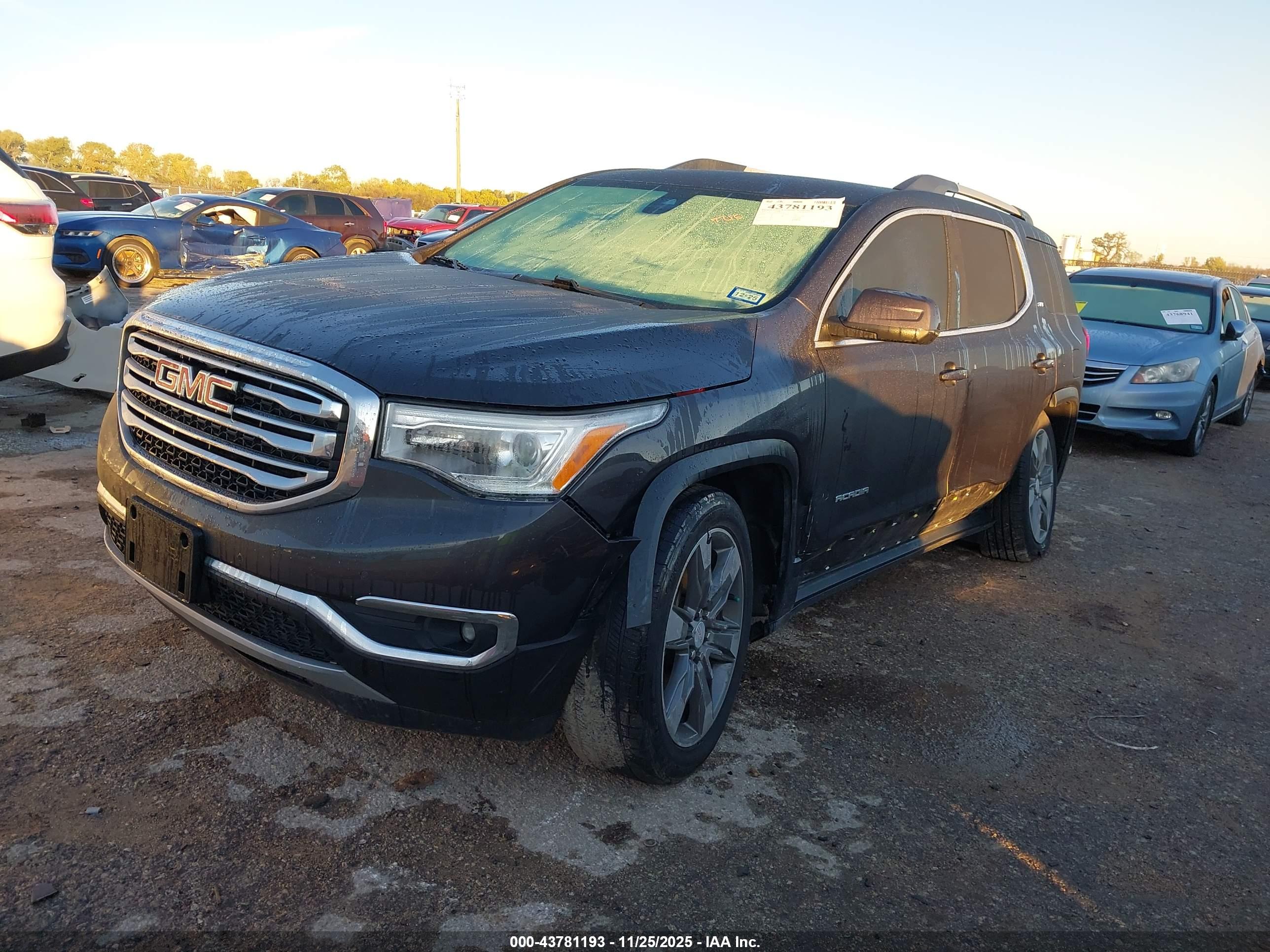 GMC ACADIA image 2