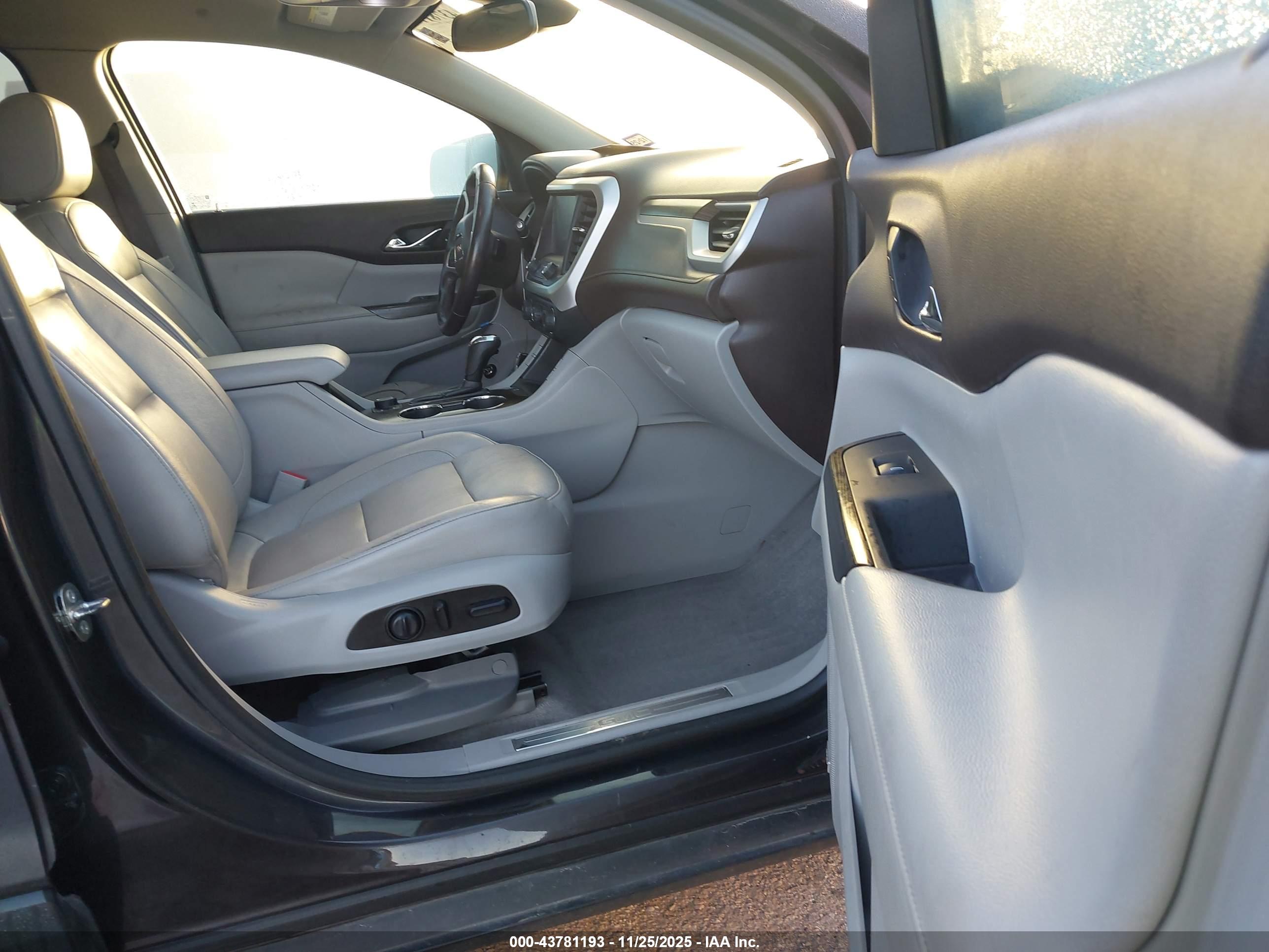 GMC ACADIA image 5