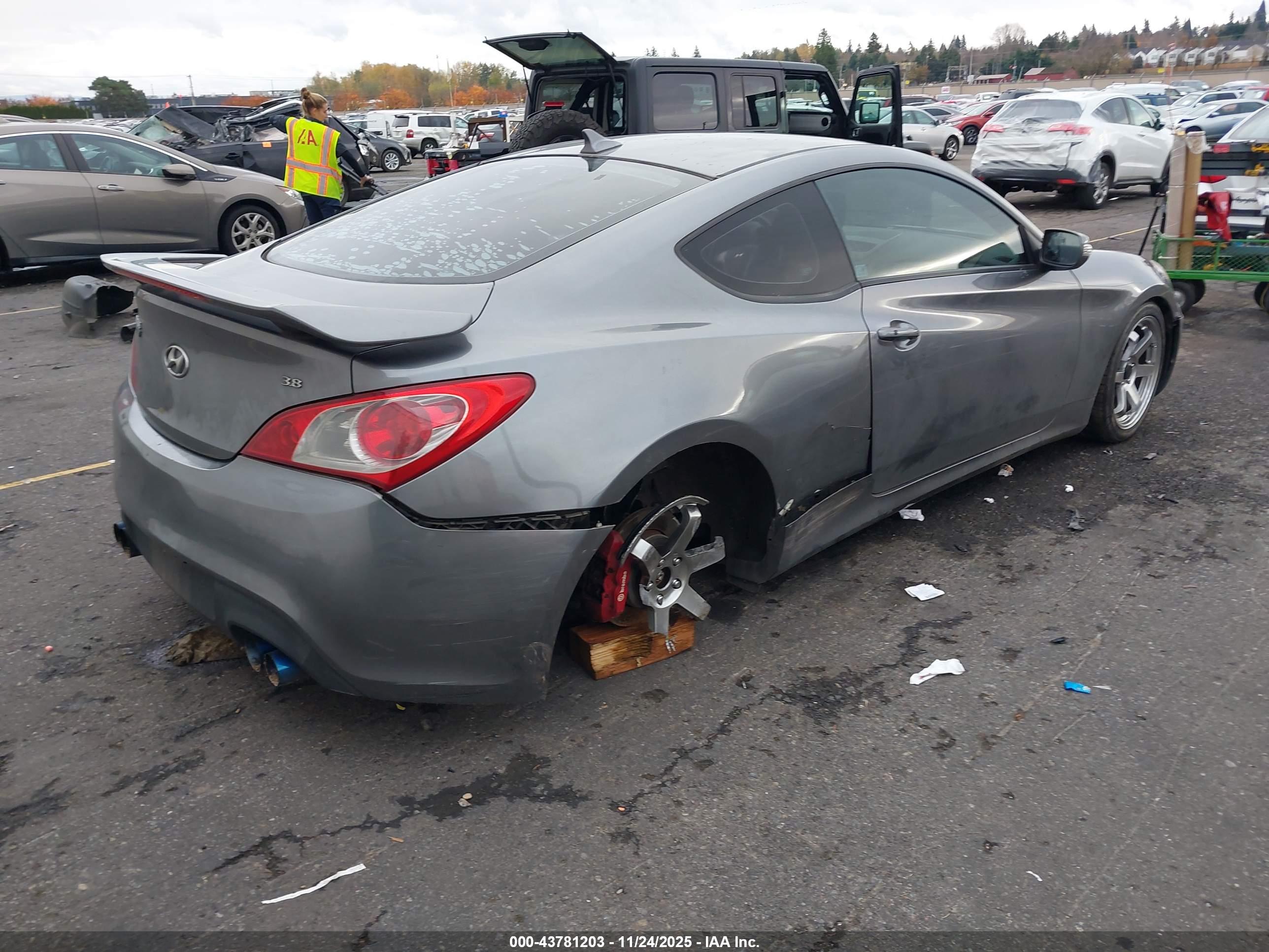 HYUNDAI GENESIS image 4