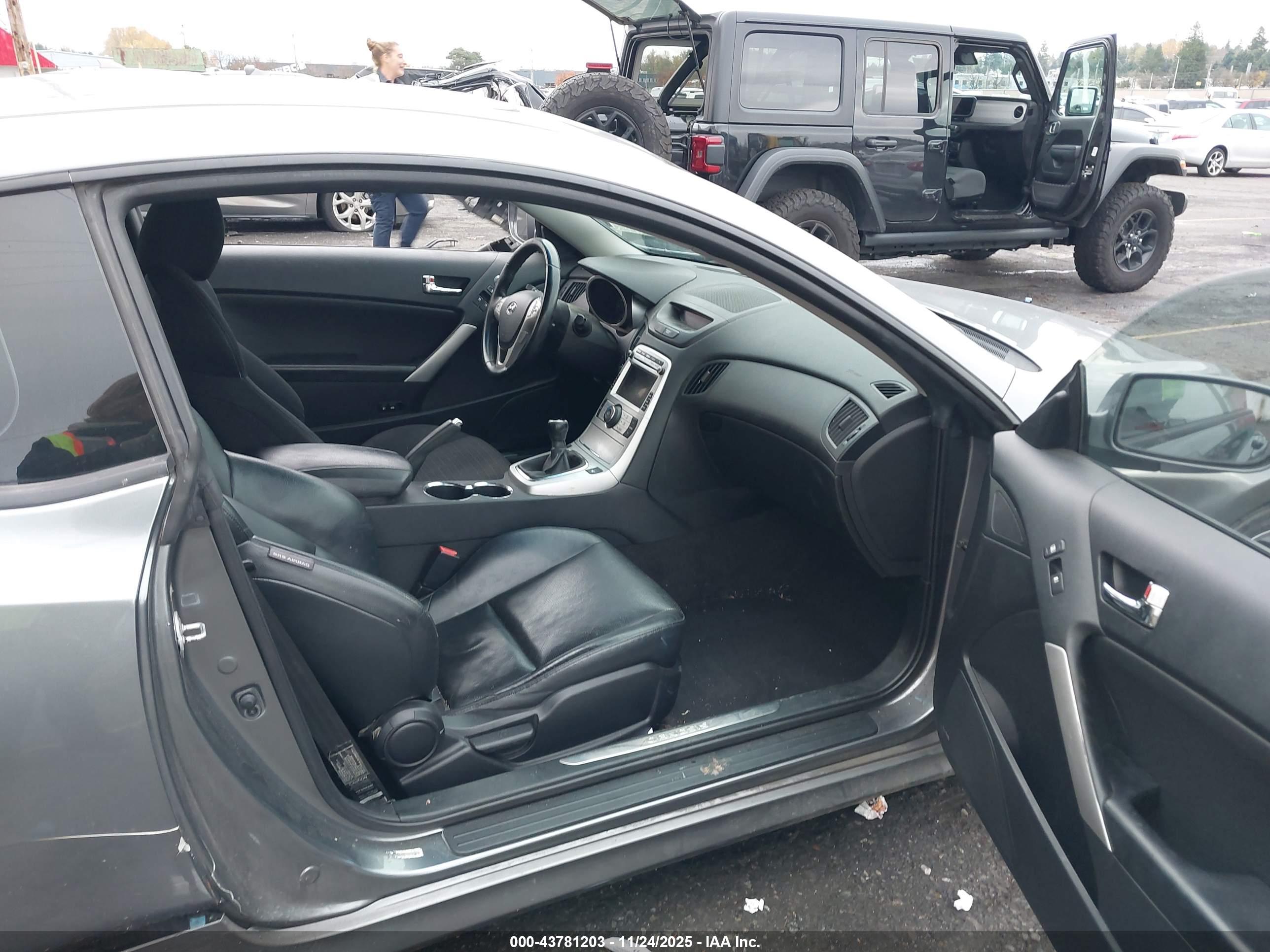 HYUNDAI GENESIS image 5