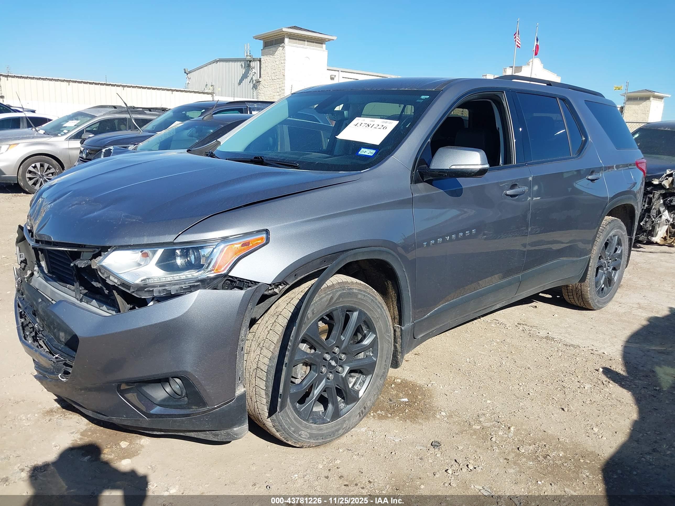 CHEVROLET TRAVERSE image 2
