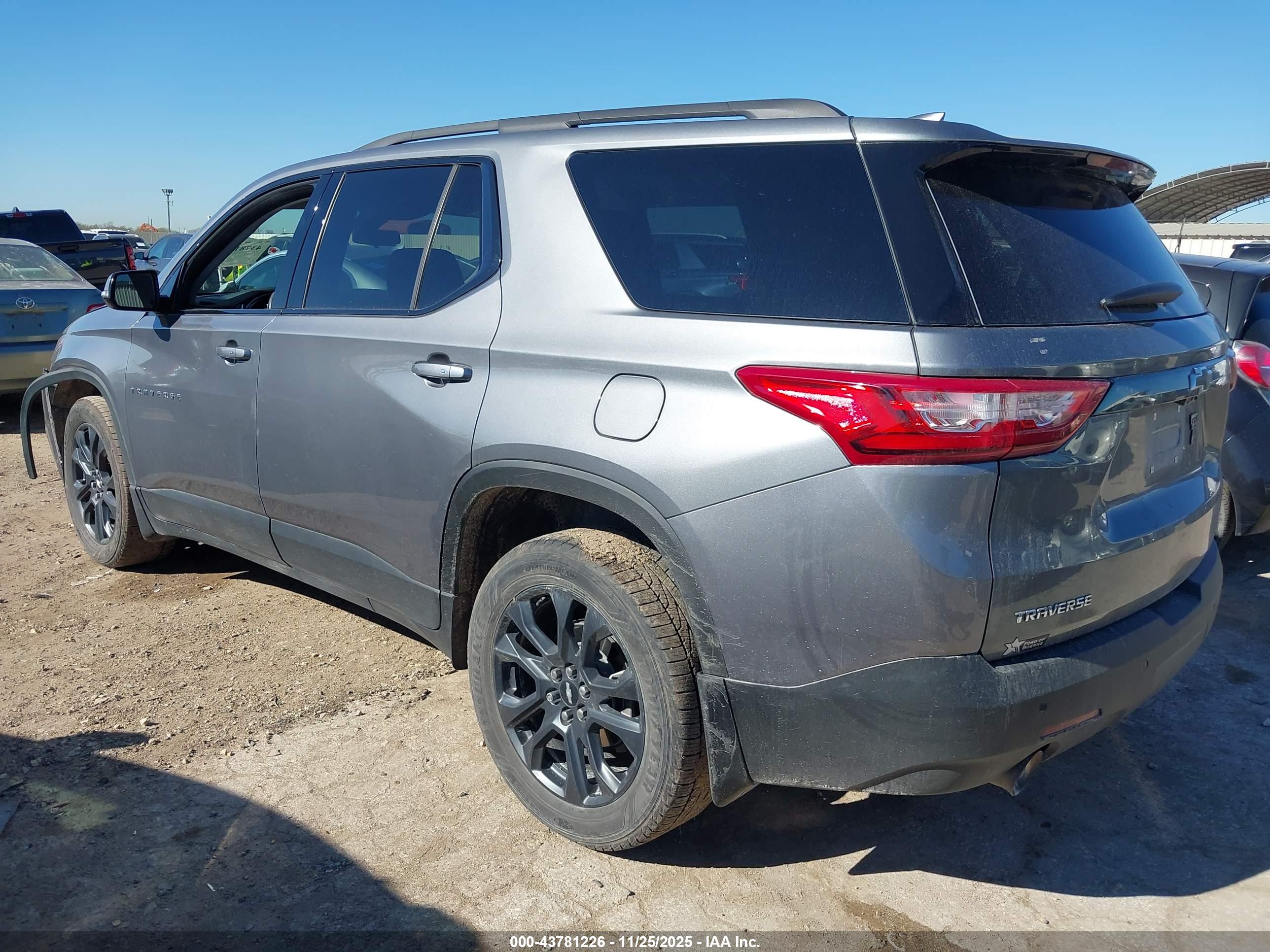 CHEVROLET TRAVERSE image 3
