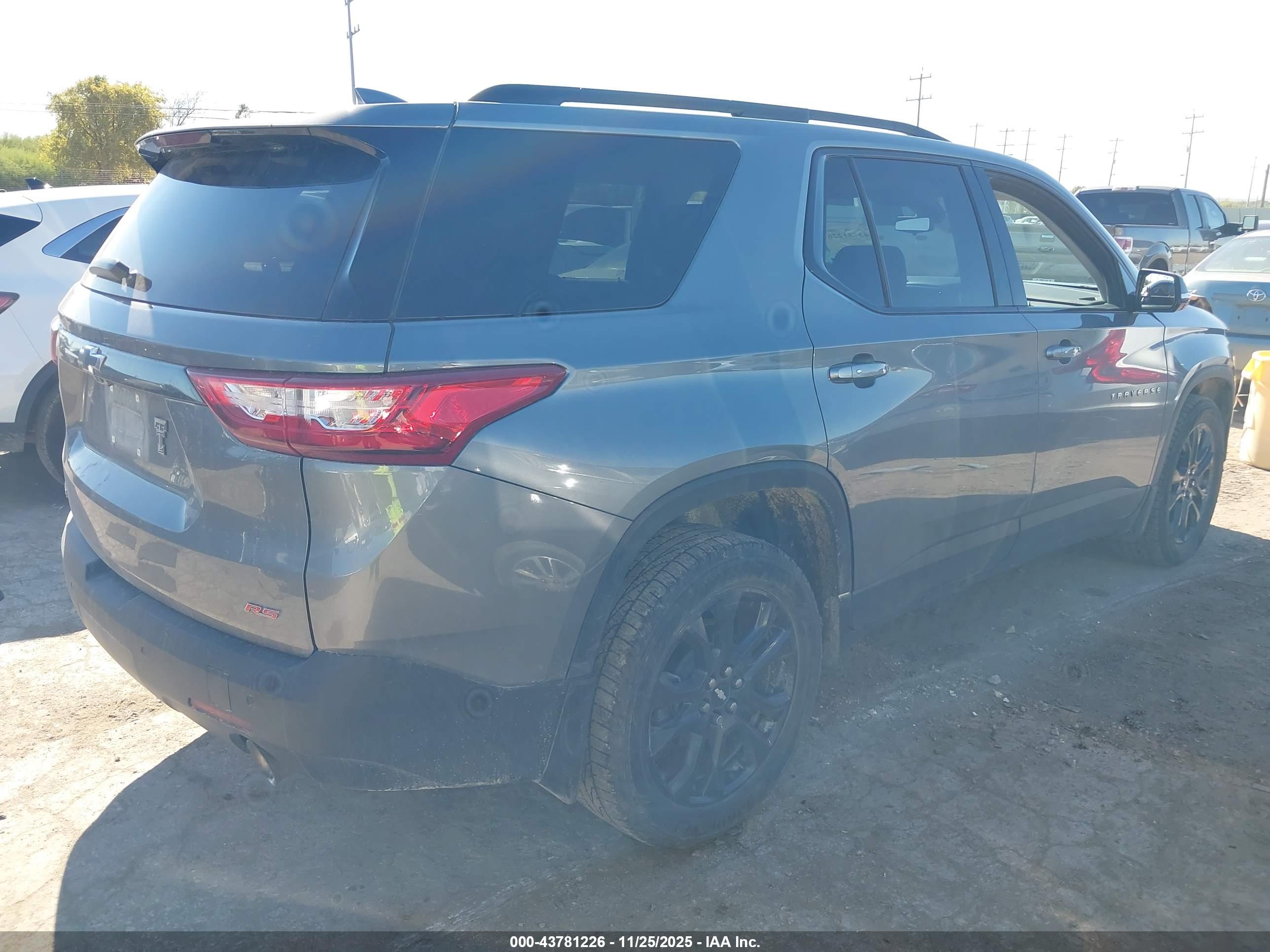 CHEVROLET TRAVERSE image 4