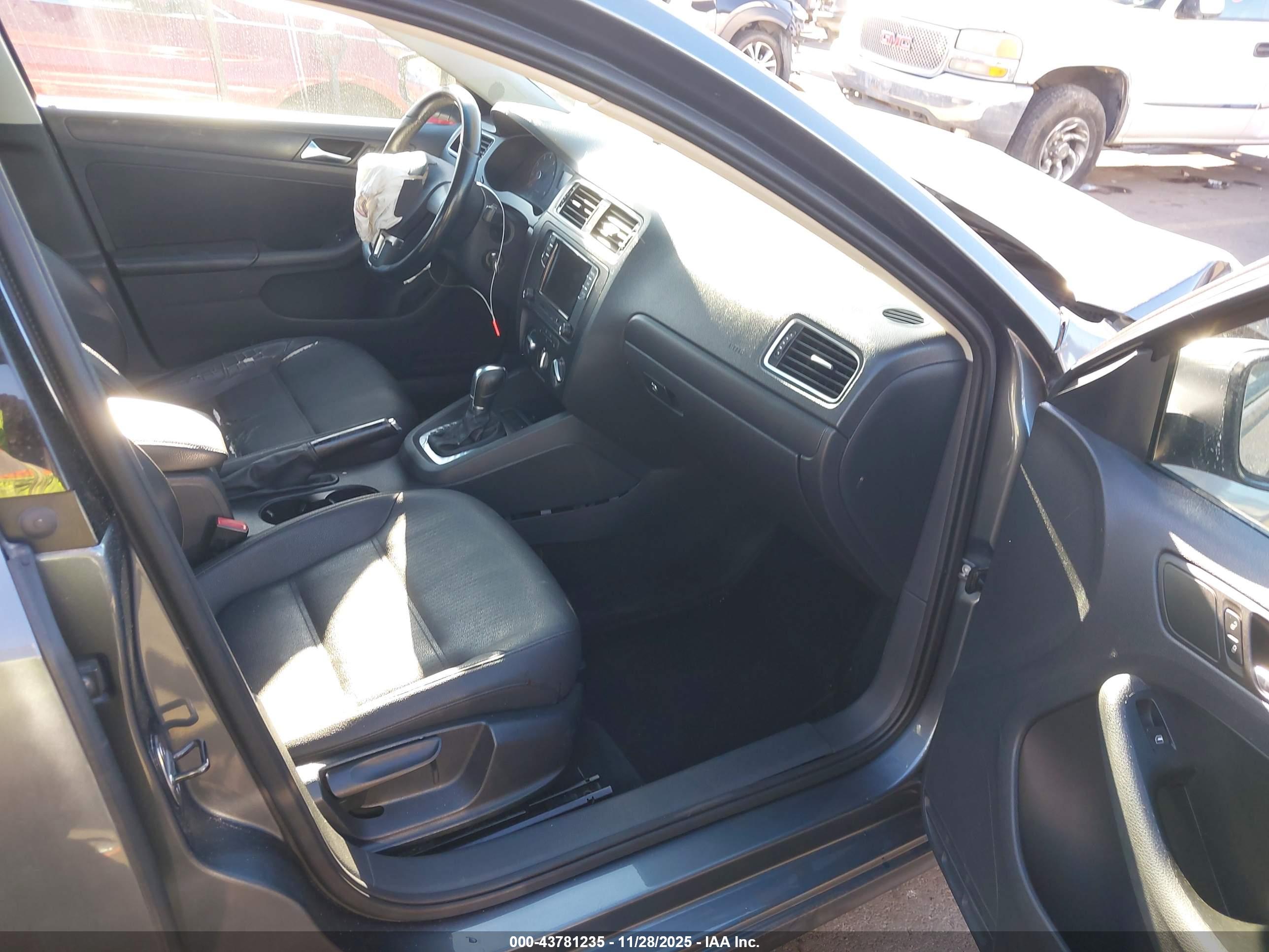 VOLKSWAGEN JETTA image 5