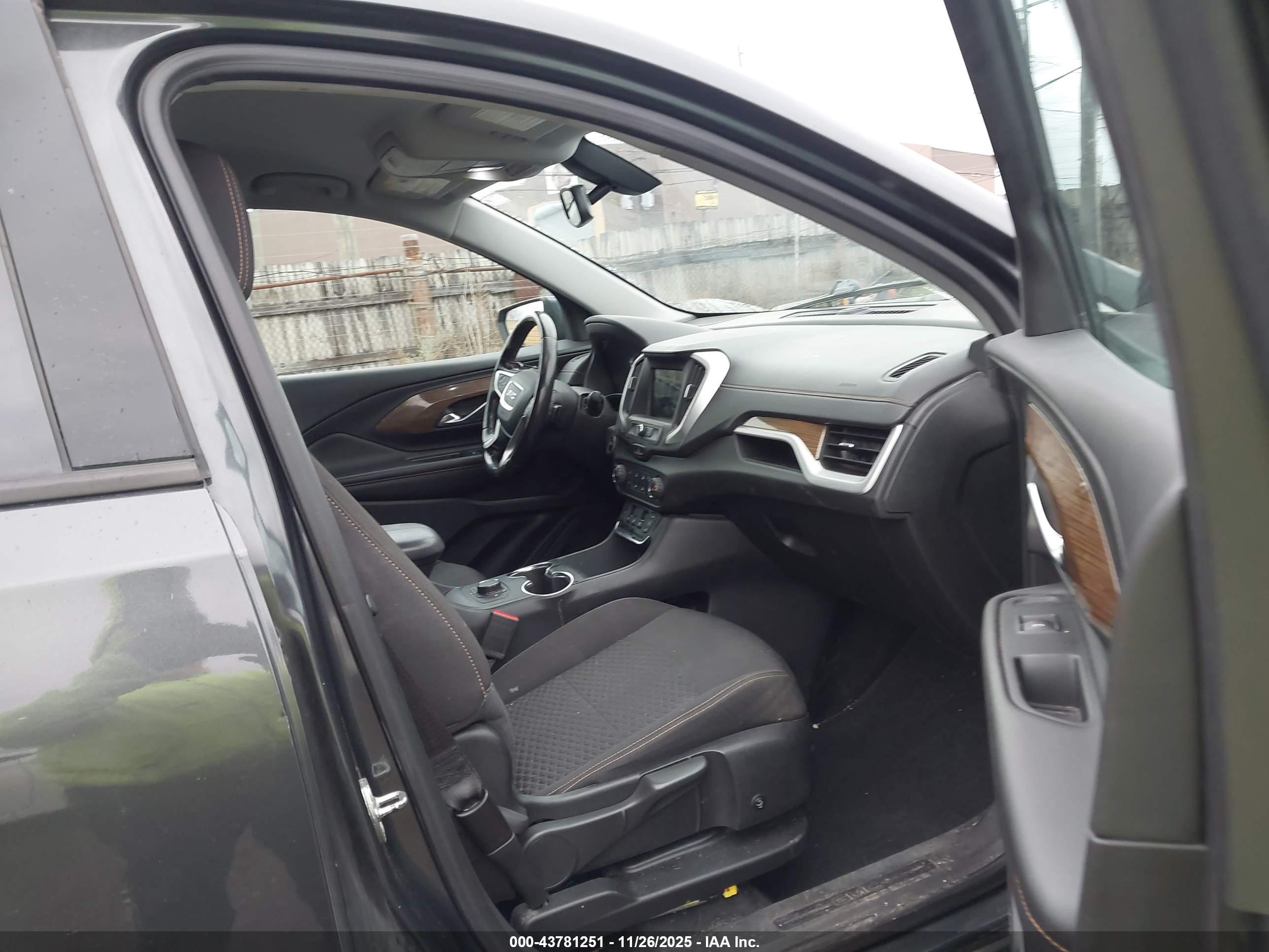 GMC TERRAIN image 5