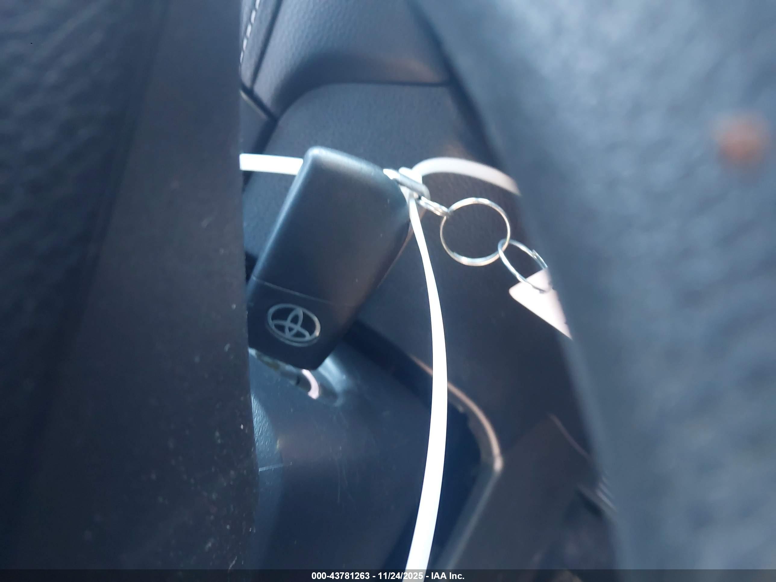 TOYOTA RAV4 image 11