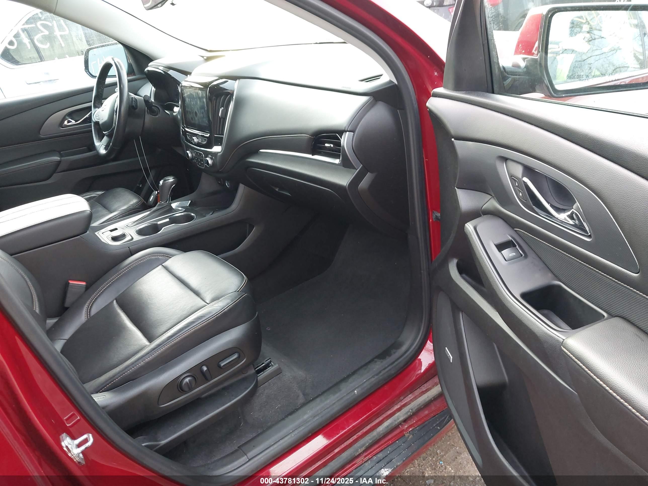 CHEVROLET TRAVERSE image 5