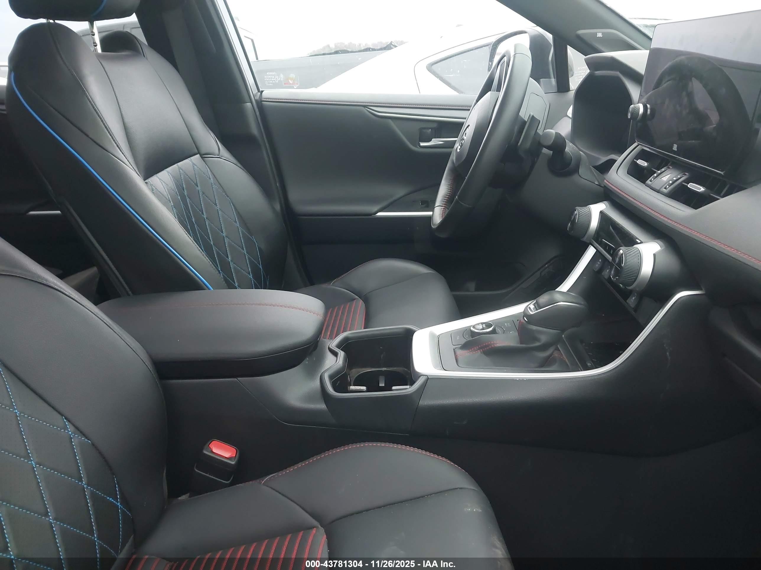 TOYOTA RAV4 image 5