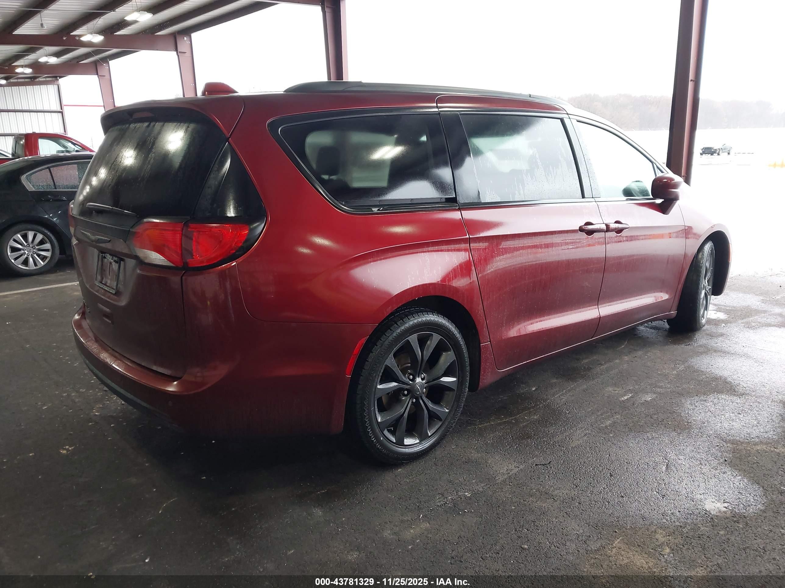 CHRYSLER PACIFICA image 4