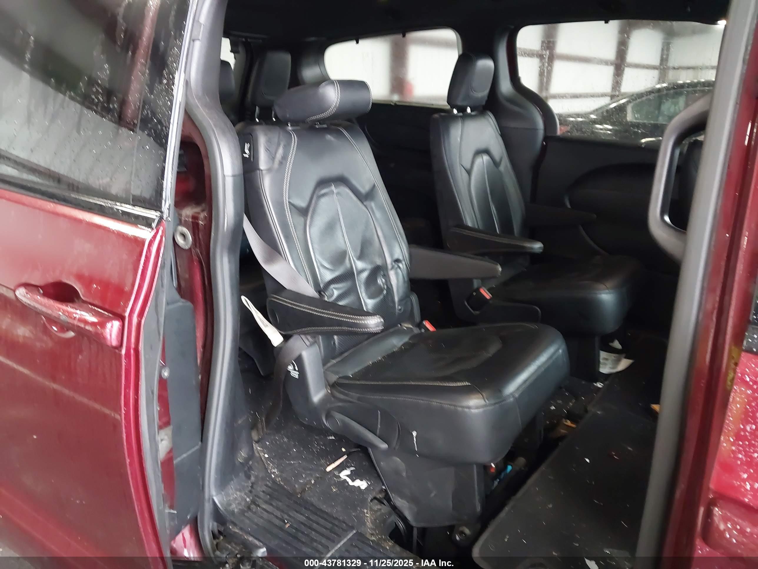 CHRYSLER PACIFICA image 8