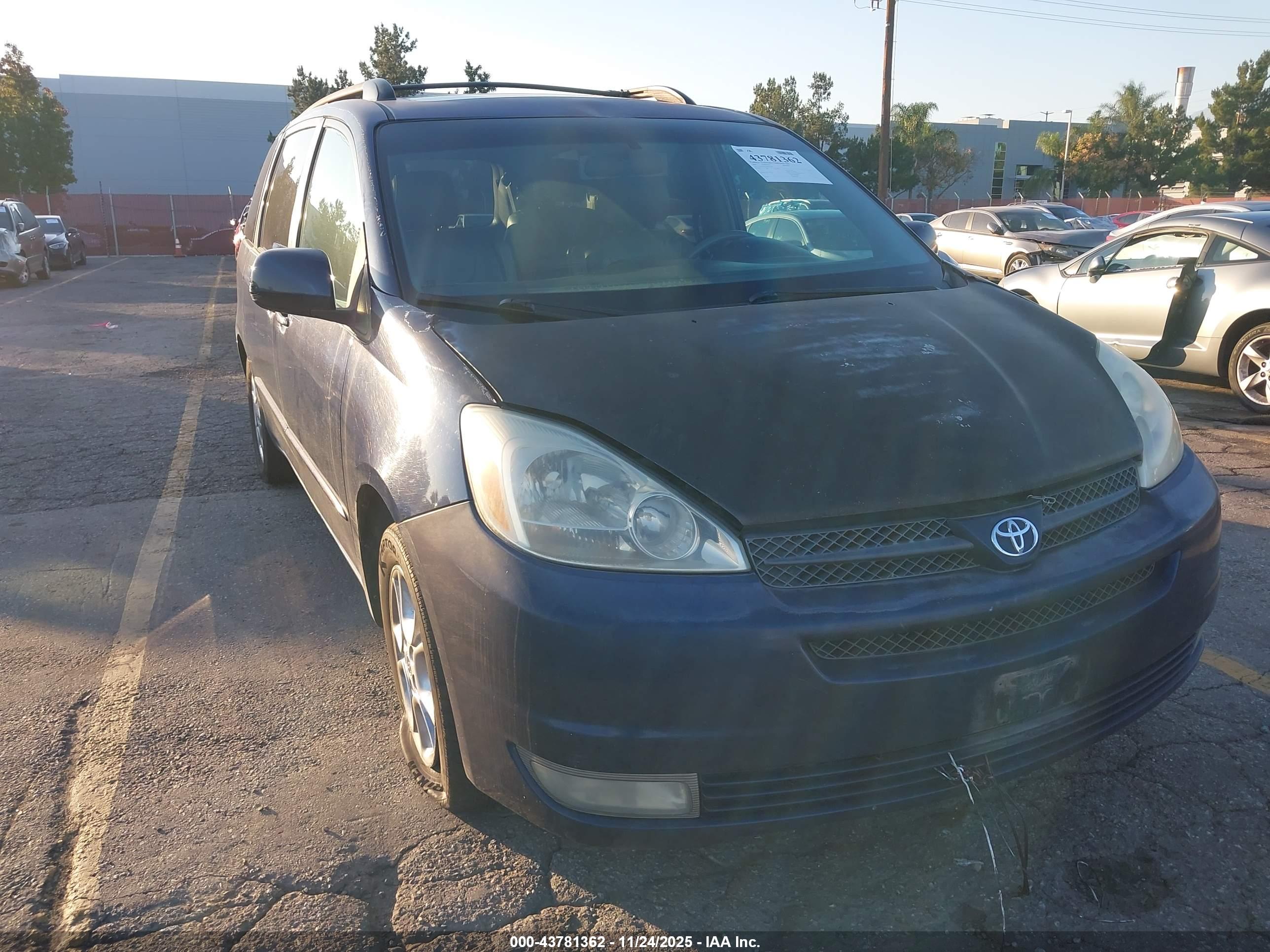 TOYOTA SIENNA image 6