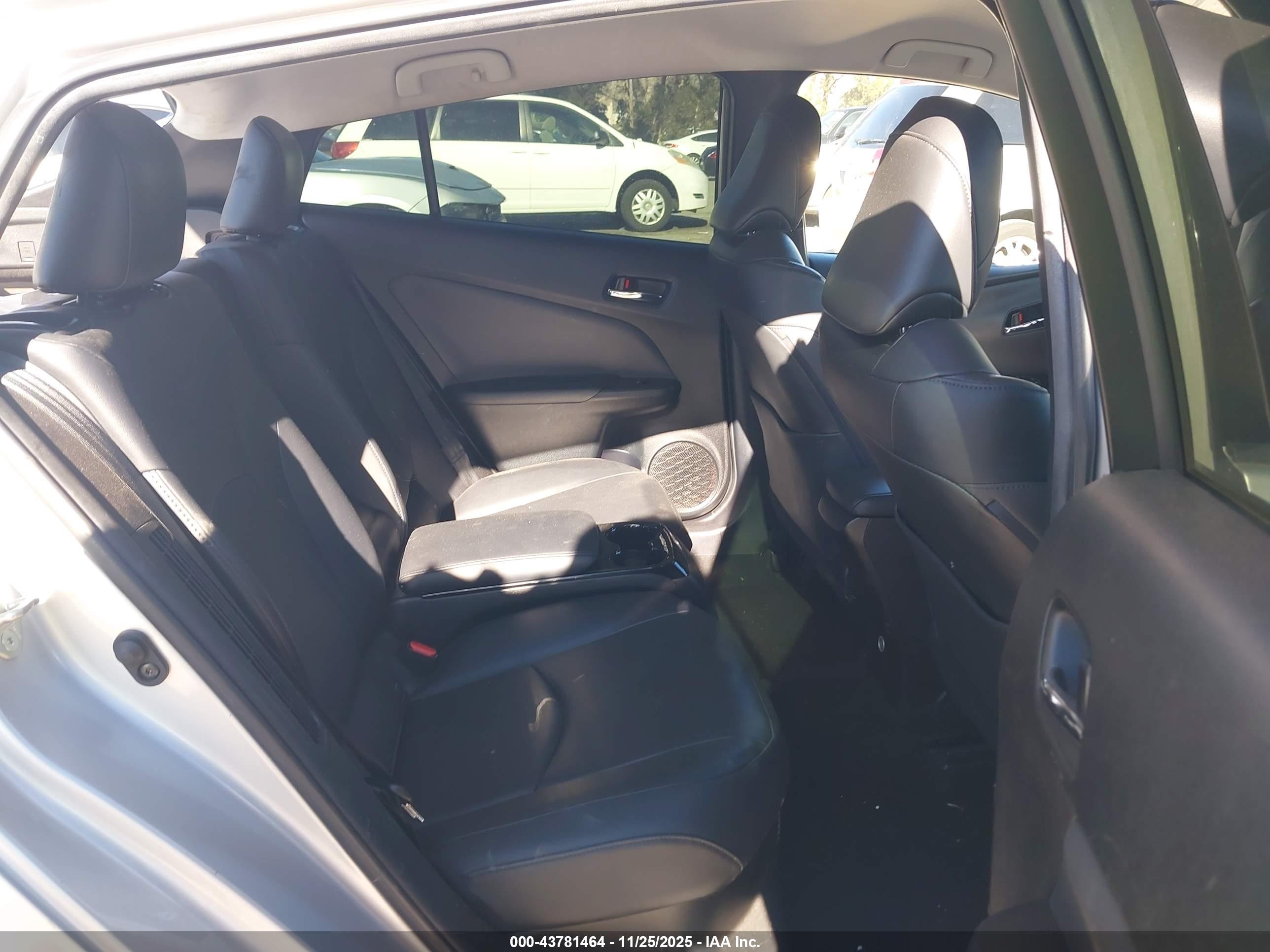 TOYOTA PRIUS image 8