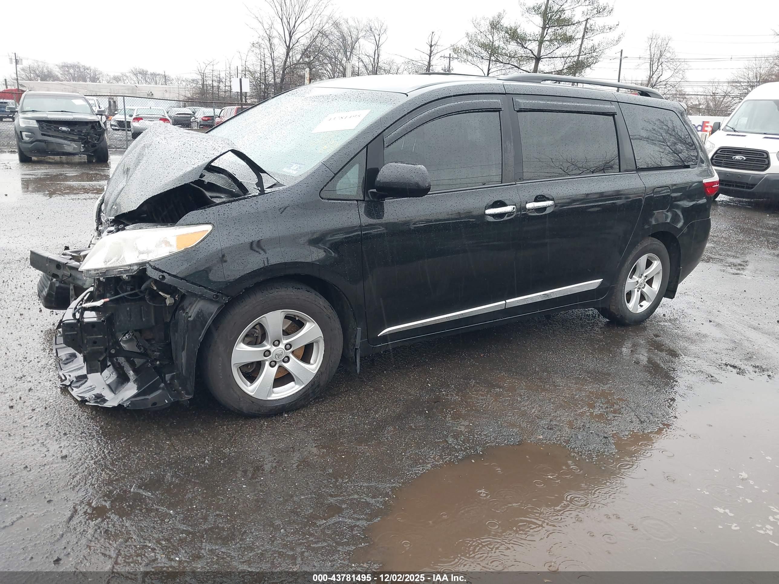 TOYOTA SIENNA image 2