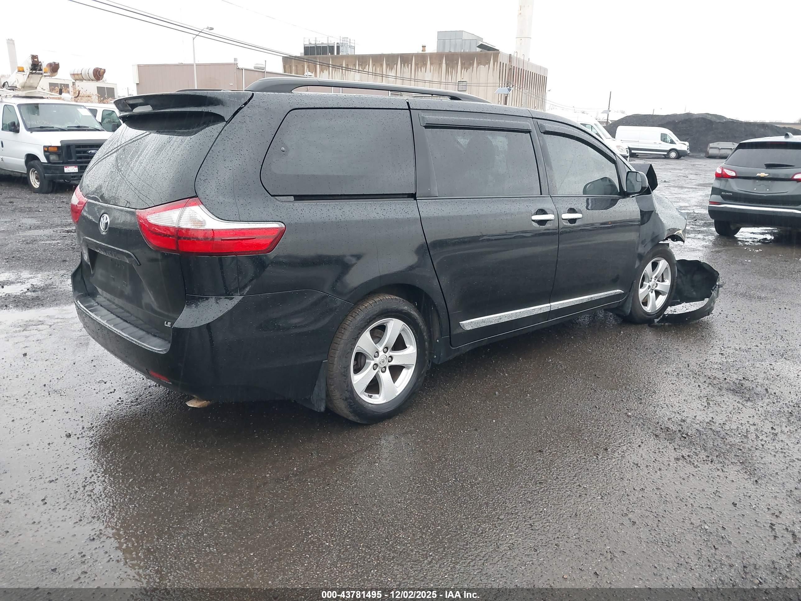 TOYOTA SIENNA image 4