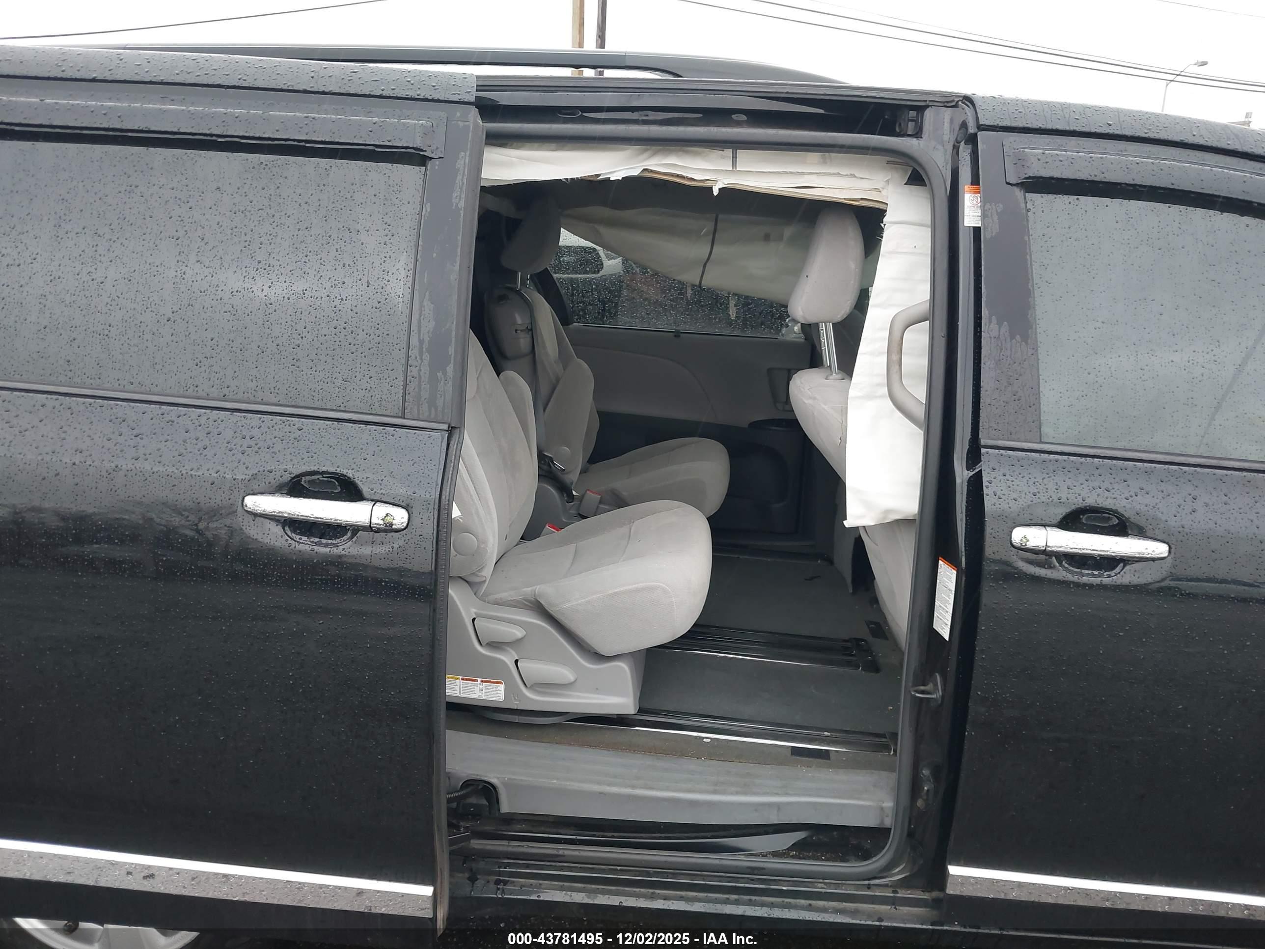 TOYOTA SIENNA image 8