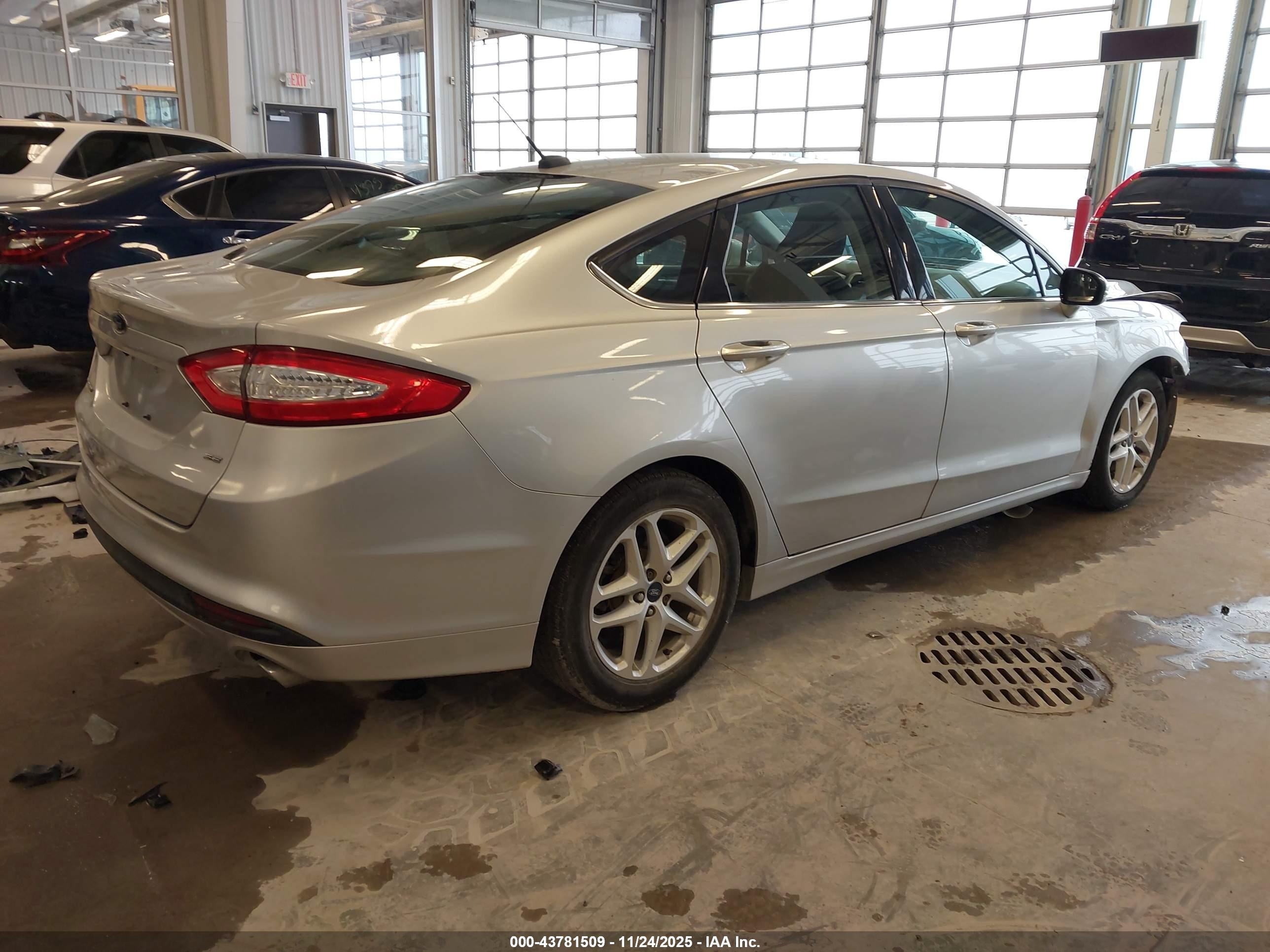 FORD FUSION image 4