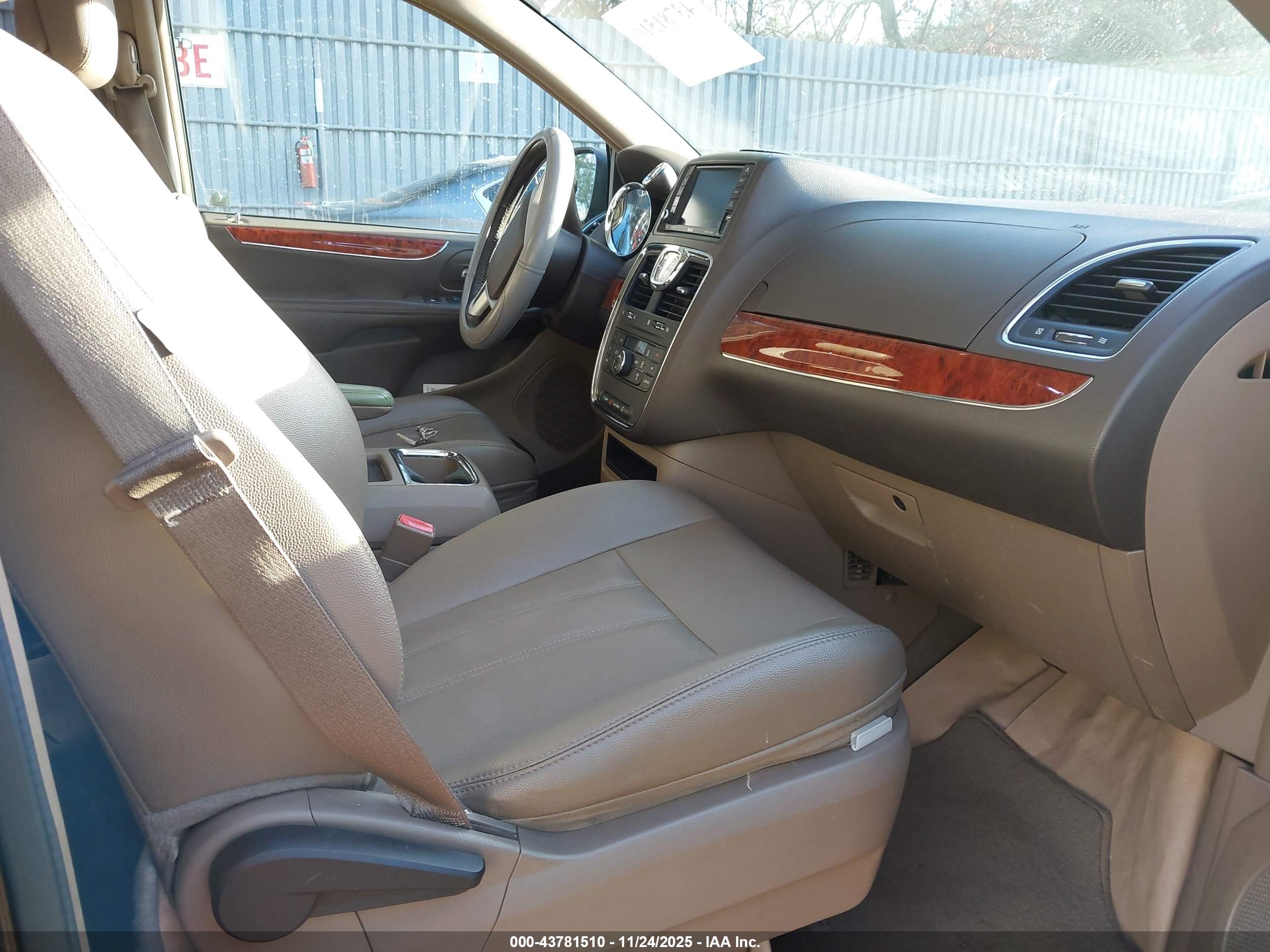 CHRYSLER TOWN image 5