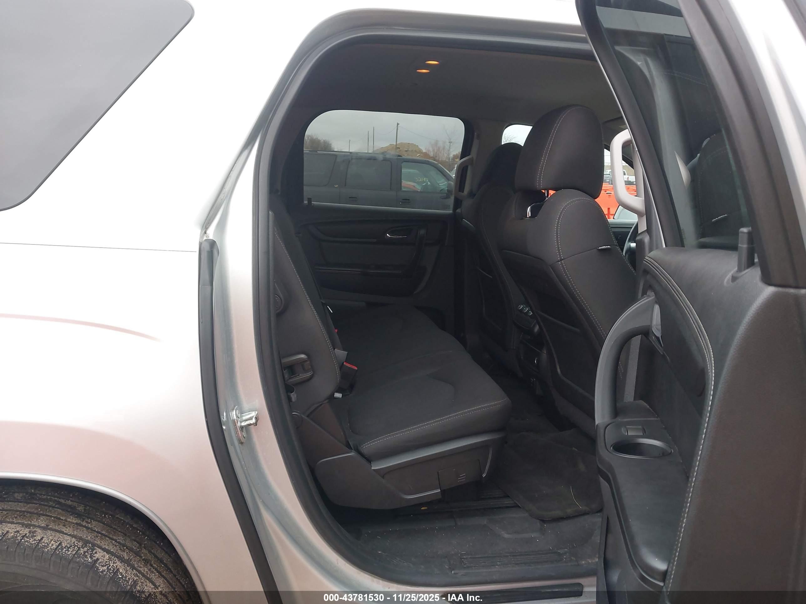 GMC ACADIA image 8