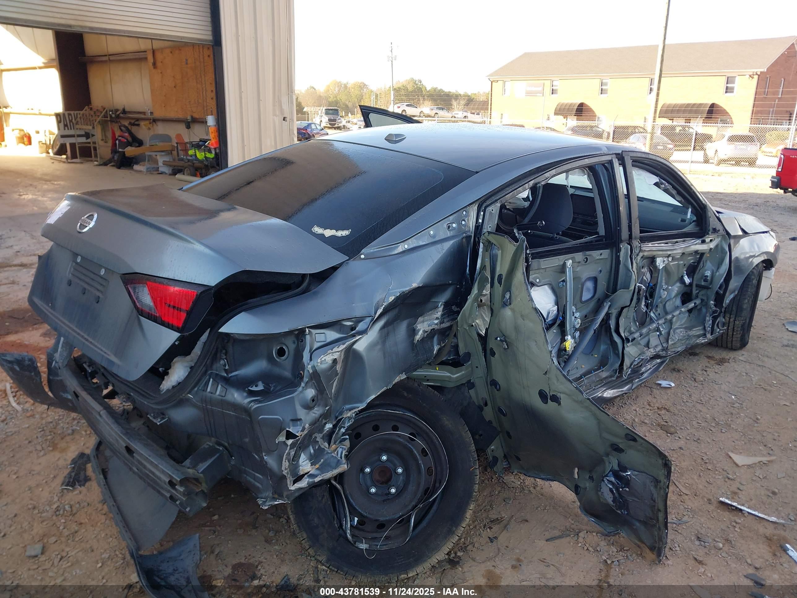 NISSAN ALTIMA image 4